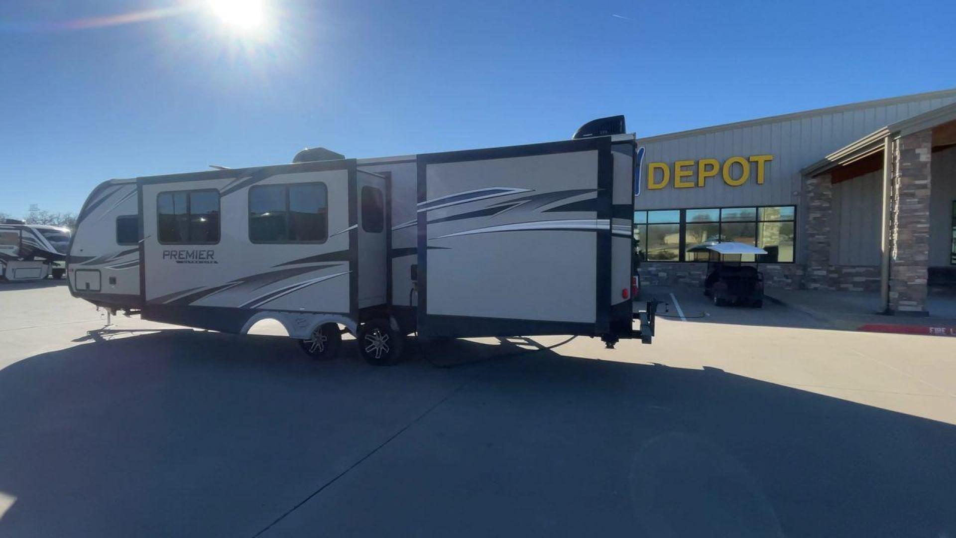 2019 KEYSTONE BULLET 34BIPR (4YDT34B28KD) , Length: 38.08 ft. | Dry Weight: 7,285 lbs. | Gross Weight: 9,400 lbs. | Slides: 3 transmission, located at 4319 N Main Street, Cleburne, TX, 76033, (817) 221-0660, 32.435829, -97.384178 - Photo#7