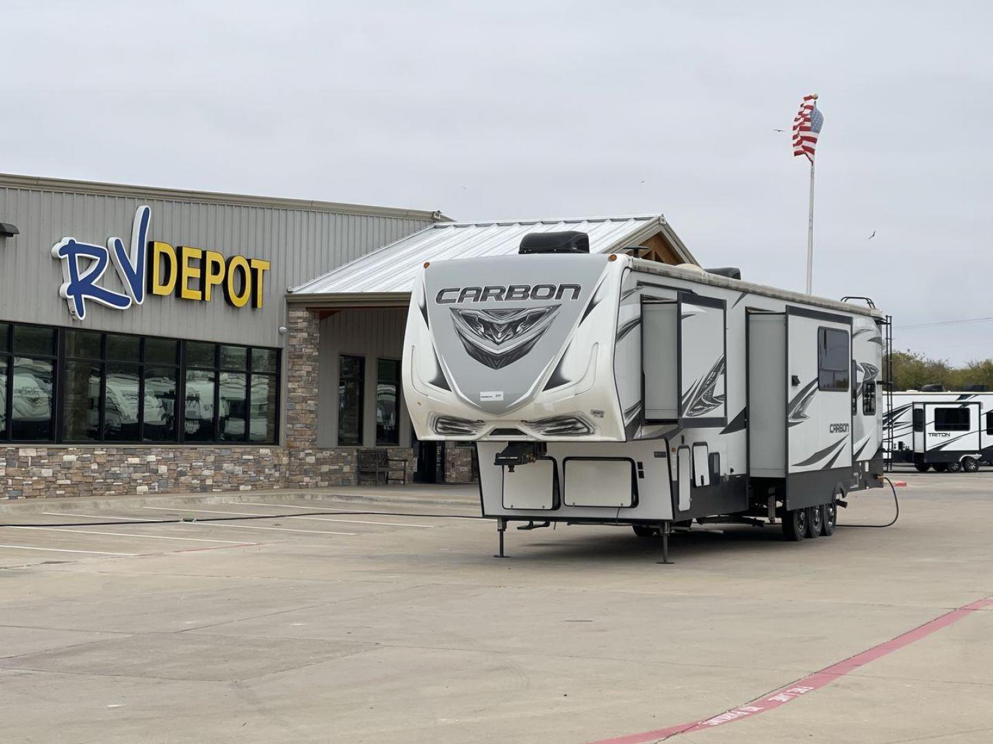 2019 KEYSTONE CARBON 403 (4YDF40337KR) , Length: 43.5 ft. | Dry Weight: 14,090 lbs. | Gross Weight: 19,000 lbs. | Slides: 3 transmission, located at 4319 N Main Street, Cleburne, TX, 76033, (817) 221-0660, 32.435829, -97.384178 - Photo#0