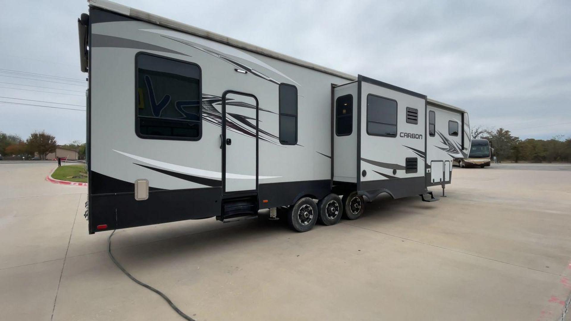 2019 KEYSTONE CARBON 403 (4YDF40337KR) , Length: 43.5 ft. | Dry Weight: 14,090 lbs. | Gross Weight: 19,000 lbs. | Slides: 3 transmission, located at 4319 N Main Street, Cleburne, TX, 76033, (817) 221-0660, 32.435829, -97.384178 - Photo#1