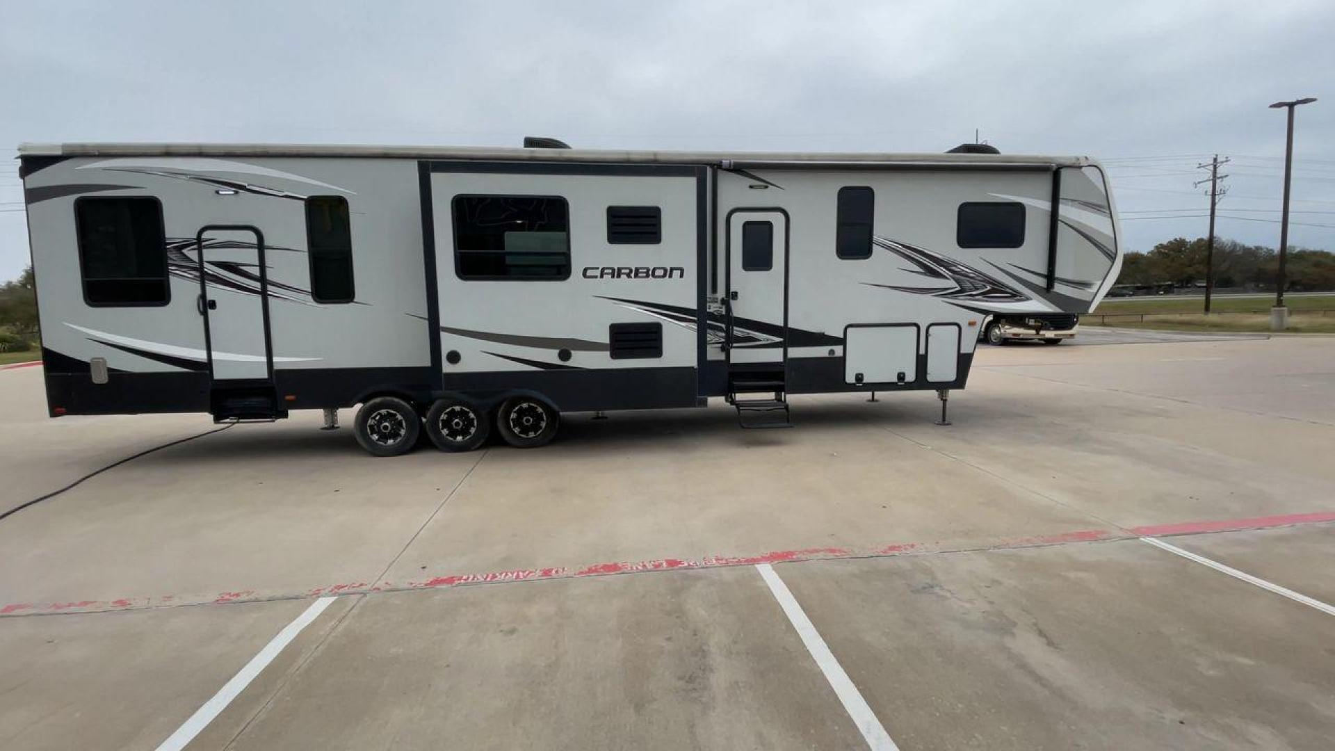 2019 KEYSTONE CARBON 403 (4YDF40337KR) , Length: 43.5 ft. | Dry Weight: 14,090 lbs. | Gross Weight: 19,000 lbs. | Slides: 3 transmission, located at 4319 N Main Street, Cleburne, TX, 76033, (817) 221-0660, 32.435829, -97.384178 - Photo#2