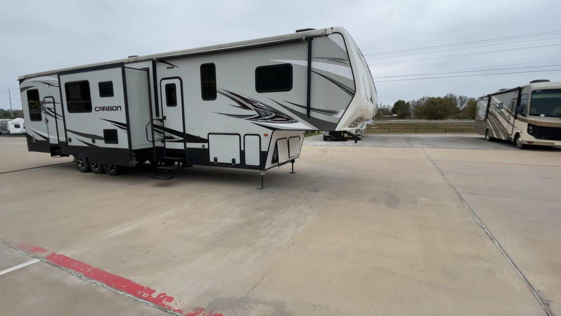 2019 KEYSTONE CARBON 403 (4YDF40337KR) , Length: 43.5 ft. | Dry Weight: 14,090 lbs. | Gross Weight: 19,000 lbs. | Slides: 3 transmission, located at 4319 N Main Street, Cleburne, TX, 76033, (817) 221-0660, 32.435829, -97.384178 - Photo#3