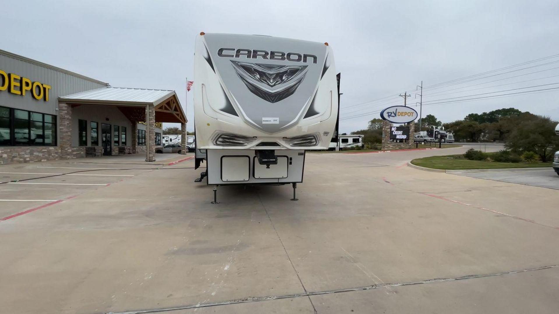 2019 KEYSTONE CARBON 403 (4YDF40337KR) , Length: 43.5 ft. | Dry Weight: 14,090 lbs. | Gross Weight: 19,000 lbs. | Slides: 3 transmission, located at 4319 N Main Street, Cleburne, TX, 76033, (817) 221-0660, 32.435829, -97.384178 - Photo#4