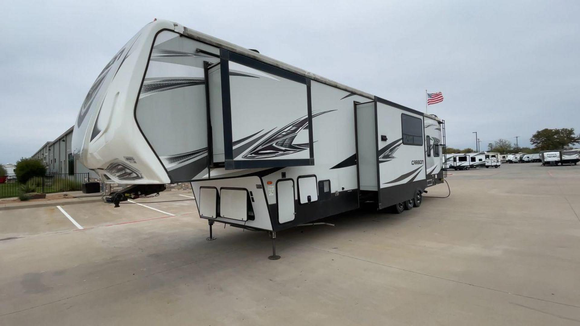 2019 KEYSTONE CARBON 403 (4YDF40337KR) , Length: 43.5 ft. | Dry Weight: 14,090 lbs. | Gross Weight: 19,000 lbs. | Slides: 3 transmission, located at 4319 N Main Street, Cleburne, TX, 76033, (817) 221-0660, 32.435829, -97.384178 - Photo#5