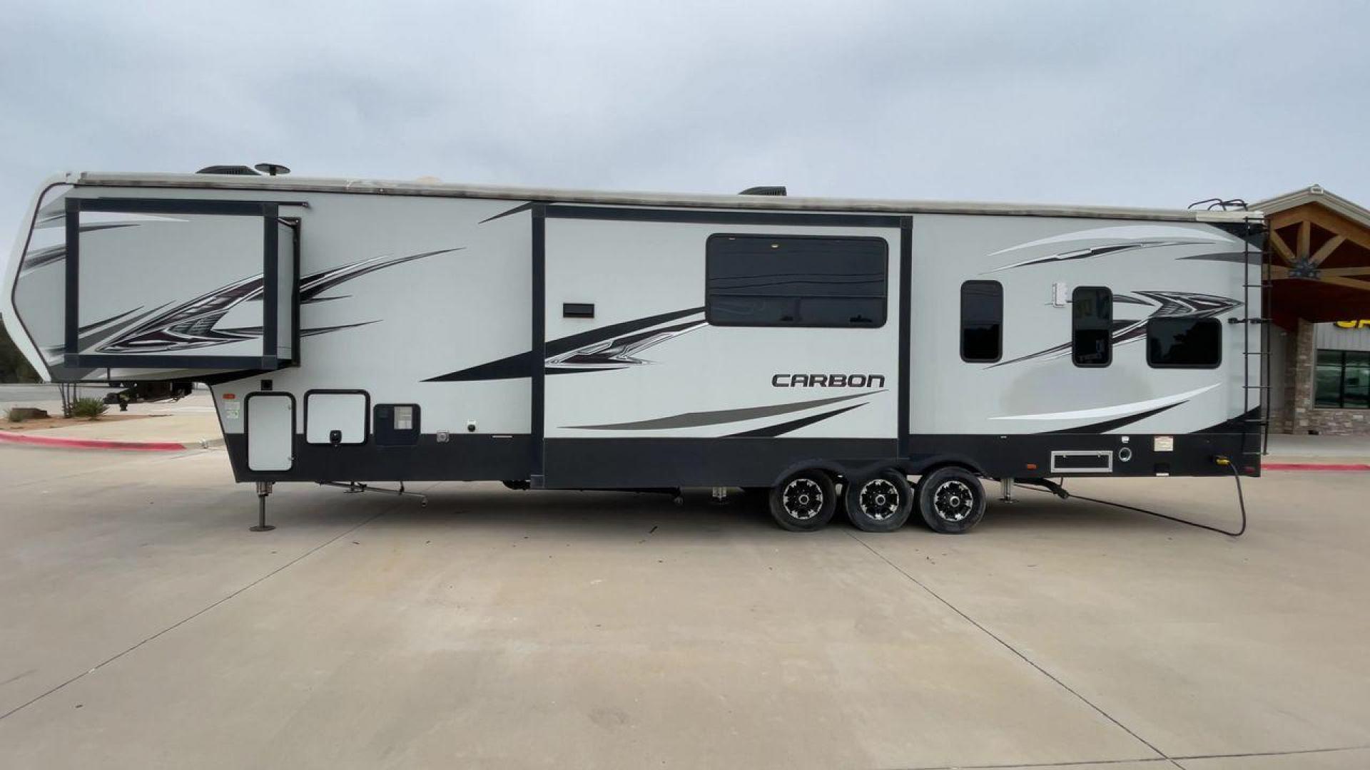 2019 KEYSTONE CARBON 403 (4YDF40337KR) , Length: 43.5 ft. | Dry Weight: 14,090 lbs. | Gross Weight: 19,000 lbs. | Slides: 3 transmission, located at 4319 N Main Street, Cleburne, TX, 76033, (817) 221-0660, 32.435829, -97.384178 - Photo#6