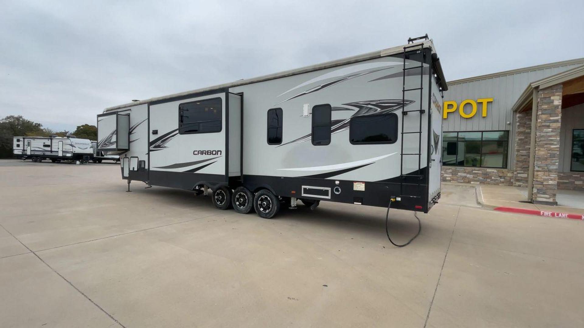 2019 KEYSTONE CARBON 403 (4YDF40337KR) , Length: 43.5 ft. | Dry Weight: 14,090 lbs. | Gross Weight: 19,000 lbs. | Slides: 3 transmission, located at 4319 N Main Street, Cleburne, TX, 76033, (817) 221-0660, 32.435829, -97.384178 - Photo#7