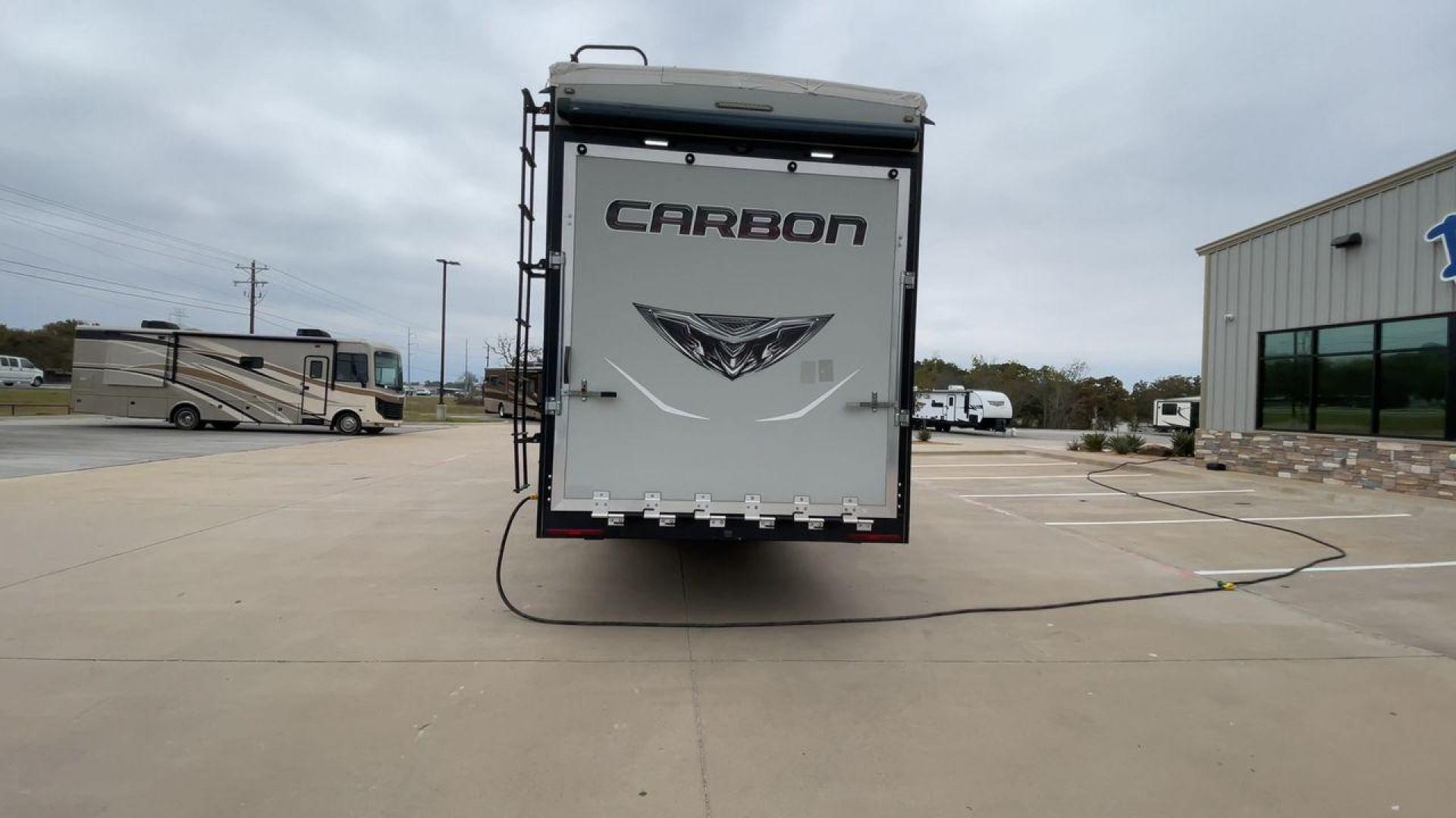 2019 KEYSTONE CARBON 403 (4YDF40337KR) , Length: 43.5 ft. | Dry Weight: 14,090 lbs. | Gross Weight: 19,000 lbs. | Slides: 3 transmission, located at 4319 N Main Street, Cleburne, TX, 76033, (817) 221-0660, 32.435829, -97.384178 - Photo#8