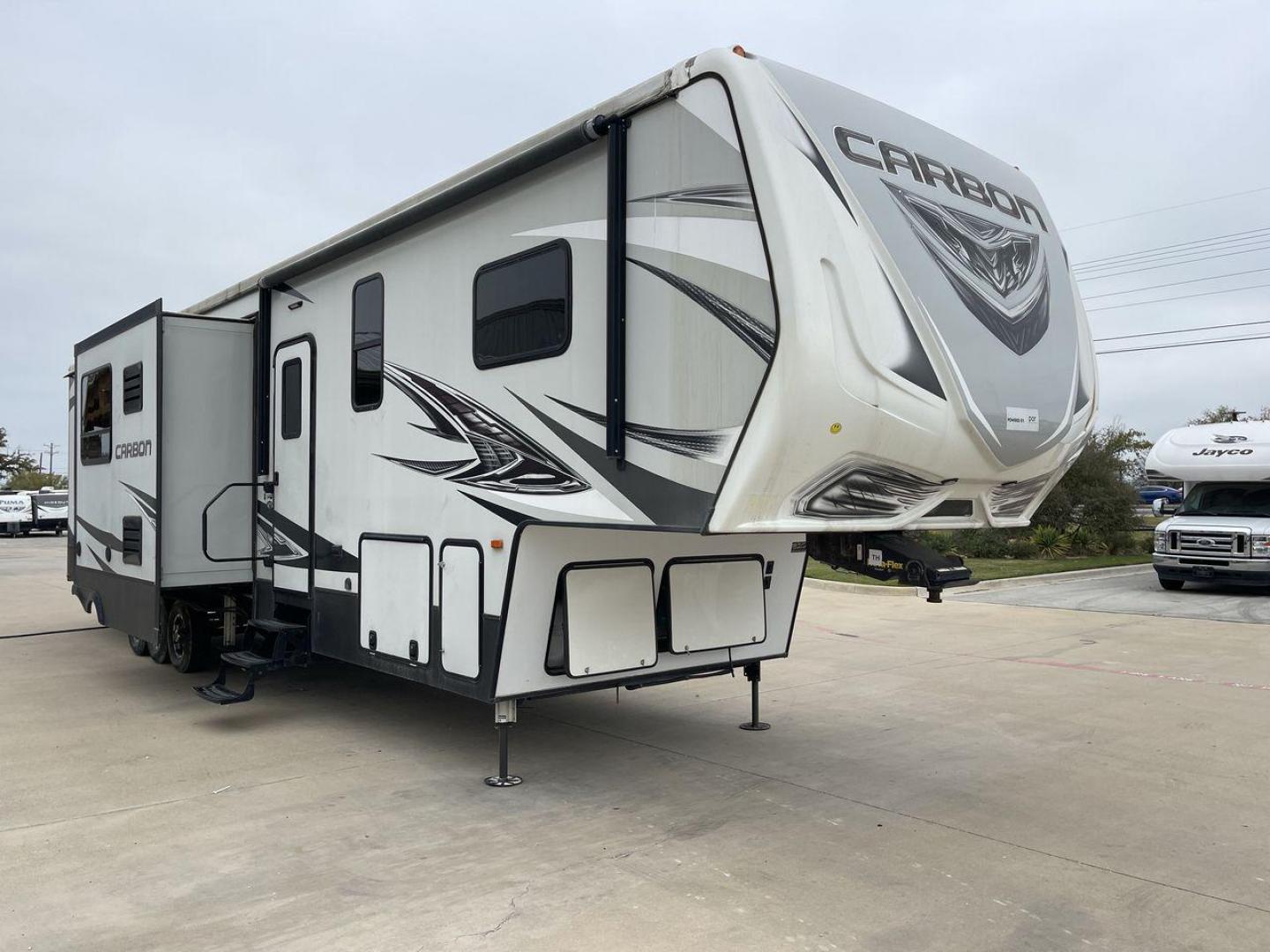 2019 KEYSTONE CARBON 403 (4YDF40337KR) , Length: 43.5 ft. | Dry Weight: 14,090 lbs. | Gross Weight: 19,000 lbs. | Slides: 3 transmission, located at 4319 N Main Street, Cleburne, TX, 76033, (817) 221-0660, 32.435829, -97.384178 - Photo#23