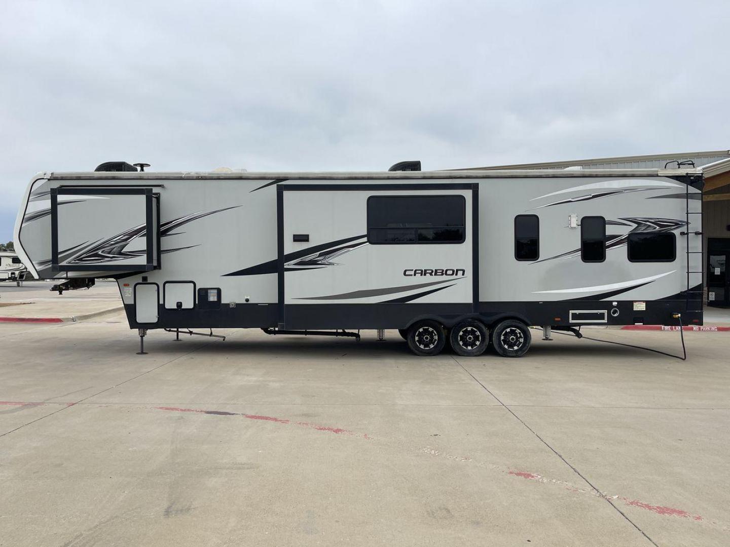 2019 KEYSTONE CARBON 403 (4YDF40337KR) , Length: 43.5 ft. | Dry Weight: 14,090 lbs. | Gross Weight: 19,000 lbs. | Slides: 3 transmission, located at 4319 N Main Street, Cleburne, TX, 76033, (817) 221-0660, 32.435829, -97.384178 - Photo#24