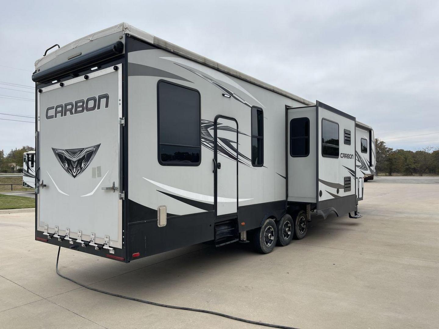 2019 KEYSTONE CARBON 403 (4YDF40337KR) , Length: 43.5 ft. | Dry Weight: 14,090 lbs. | Gross Weight: 19,000 lbs. | Slides: 3 transmission, located at 4319 N Main Street, Cleburne, TX, 76033, (817) 221-0660, 32.435829, -97.384178 - Photo#25