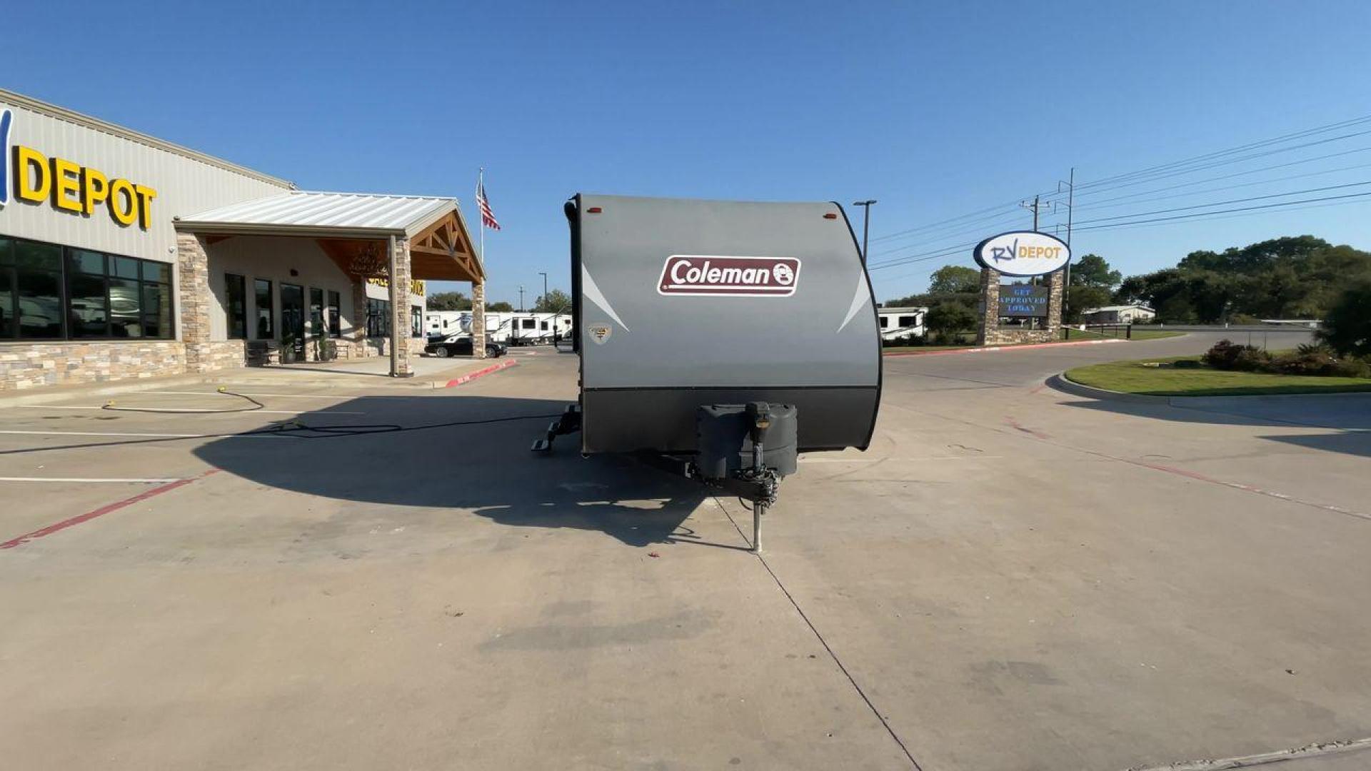 2019 KEYSTONE COLEMAN 2515RL (4YDT2512XKM) , Length: 29.42 ft. | Dry Weight: 5,619 lbs. | Slides: 1 transmission, located at 4319 N Main Street, Cleburne, TX, 76033, (817) 221-0660, 32.435829, -97.384178 - Photo#4