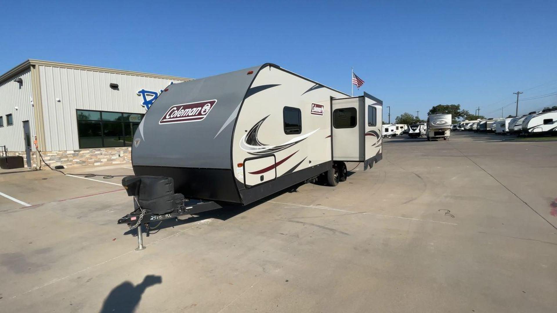 2019 KEYSTONE COLEMAN 2515RL (4YDT2512XKM) , Length: 29.42 ft. | Dry Weight: 5,619 lbs. | Slides: 1 transmission, located at 4319 N Main Street, Cleburne, TX, 76033, (817) 221-0660, 32.435829, -97.384178 - Photo#5