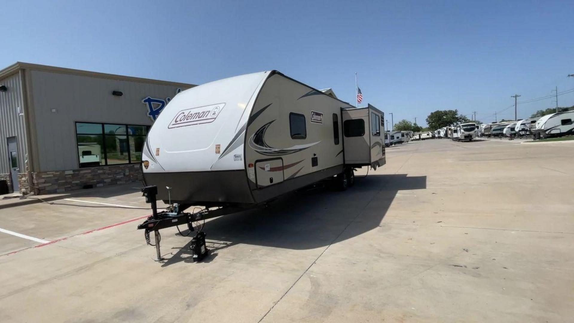 2019 KEYSTONE COLEMAN 2825RK (4YDT28226KM) , Length: 32.92 ft. | Dry Weight: 6,522 lbs. | Slides: 1 transmission, located at 4319 N Main Street, Cleburne, TX, 76033, (817) 221-0660, 32.435829, -97.384178 - The 2019 Keystone Coleman 2825RK is intended for comfort and convenience. It measures 32.92 feet long and weighs 6,522 pounds dry. It has a single slide-out that greatly increases the inside room. The outside, streamlined with a clean, neutral color palette highlighted with red and black graphics, p - Photo#5