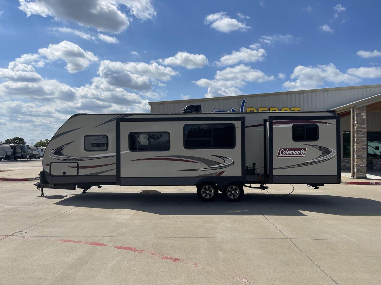 2019 KEYSTONE COLEMAN 3015BH (4YDT3012XKM) , Length: 34.75 ft. | Dry Weight: 7,211 lbs. | Slides: 2 transmission, located at 4319 N Main Street, Cleburne, TX, 76033, (817) 221-0660, 32.435829, -97.384178 - Photo#24