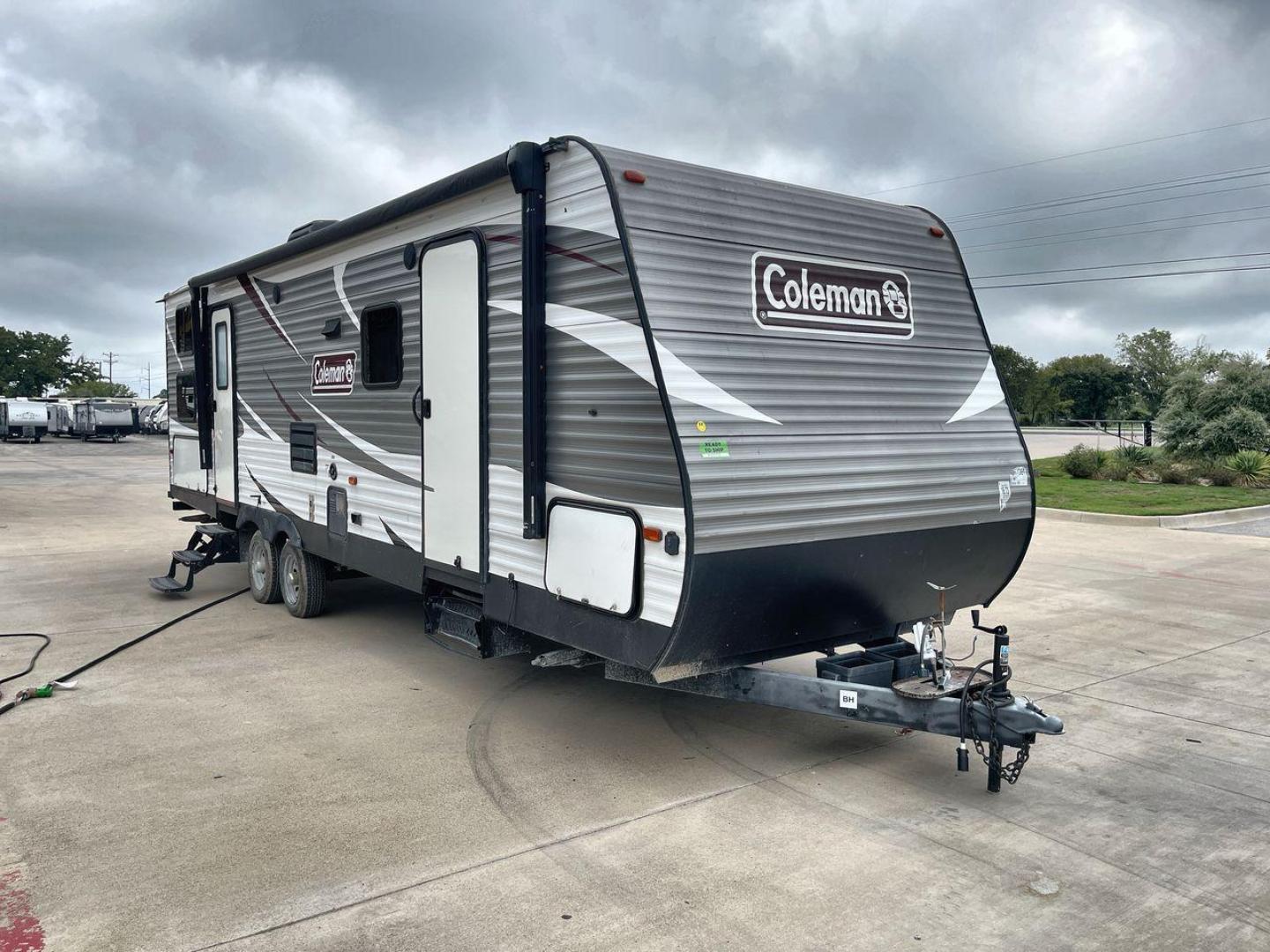 2019 KEYSTONE COLEMAN BH (4YDT28523KY) , Length: 32.75 ft. | Dry Weight: 6,544 lbs | Slides: 1 transmission, located at 4319 N Main Street, Cleburne, TX, 76033, (817) 221-0660, 32.435829, -97.384178 - The 2019 Keystone Coleman 285BH is a flexible travel trailer made for modern adventurers. This RV is perfectly balanced in terms of spaciousness and maneuverability, with a length of 32.75 feet and a dry weight of 6,544 pounds. With a single slide, this travel trailer provides plenty of interior spa - Photo#22