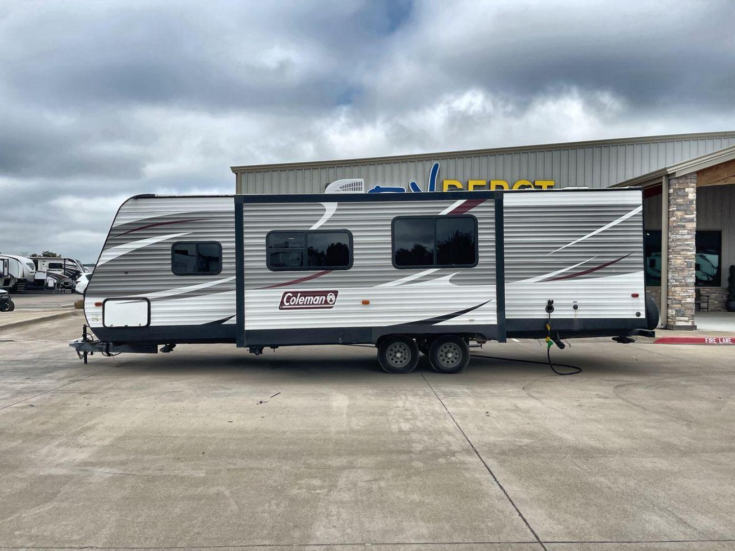 2019 KEYSTONE COLEMAN BH (4YDT28523KY) , Length: 32.75 ft. | Dry Weight: 6,544 lbs | Slides: 1 transmission, located at 4319 N Main Street, Cleburne, TX, 76033, (817) 221-0660, 32.435829, -97.384178 - The 2019 Keystone Coleman 285BH is a flexible travel trailer made for modern adventurers. This RV is perfectly balanced in terms of spaciousness and maneuverability, with a length of 32.75 feet and a dry weight of 6,544 pounds. With a single slide, this travel trailer provides plenty of interior spa - Photo#23