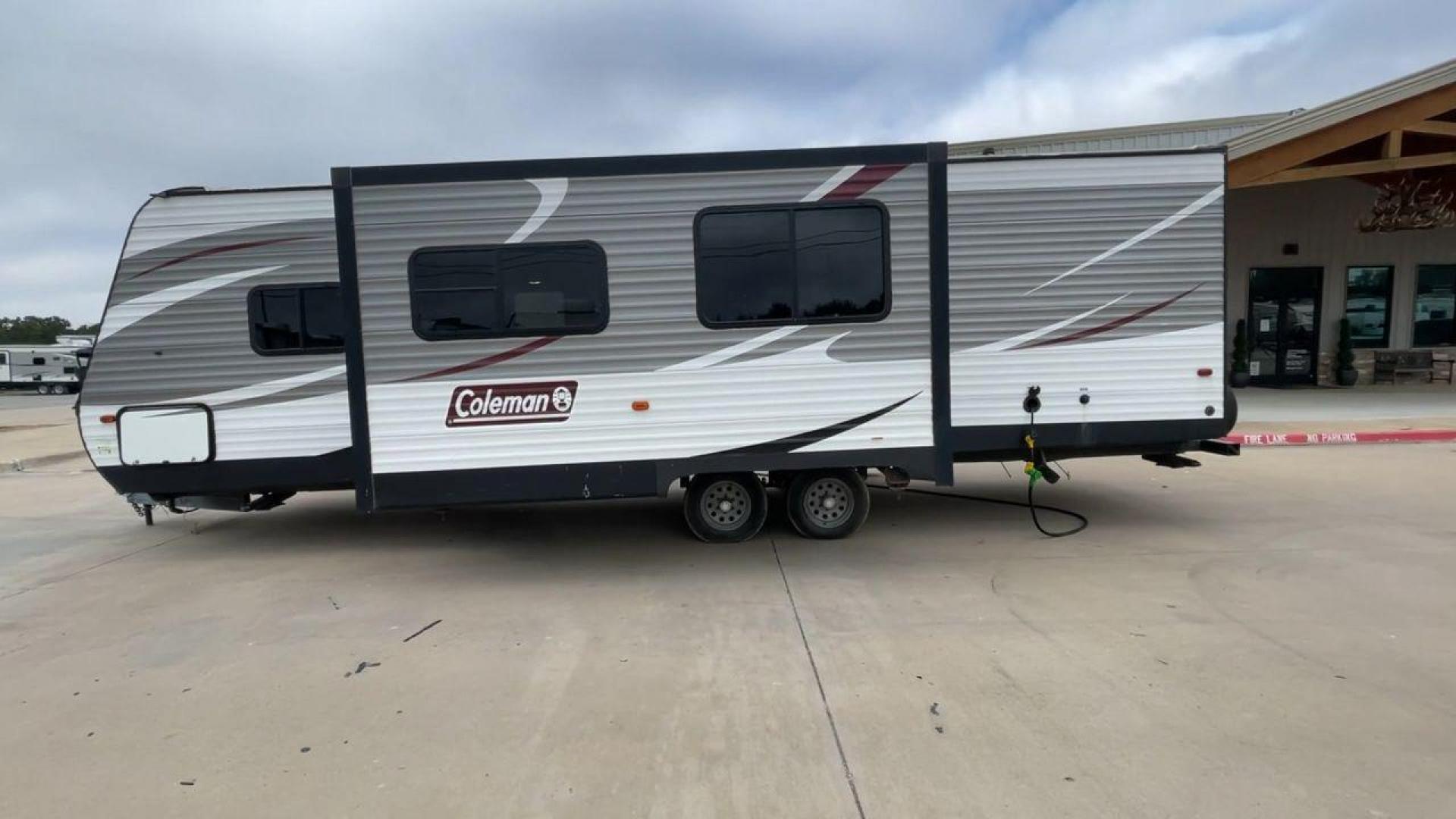 2019 KEYSTONE COLEMAN BH (4YDT28523KY) , Length: 32.75 ft. | Dry Weight: 6,544 lbs | Slides: 1 transmission, located at 4319 N Main Street, Cleburne, TX, 76033, (817) 221-0660, 32.435829, -97.384178 - The 2019 Keystone Coleman 285BH is a flexible travel trailer made for modern adventurers. This RV is perfectly balanced in terms of spaciousness and maneuverability, with a length of 32.75 feet and a dry weight of 6,544 pounds. With a single slide, this travel trailer provides plenty of interior spa - Photo#6