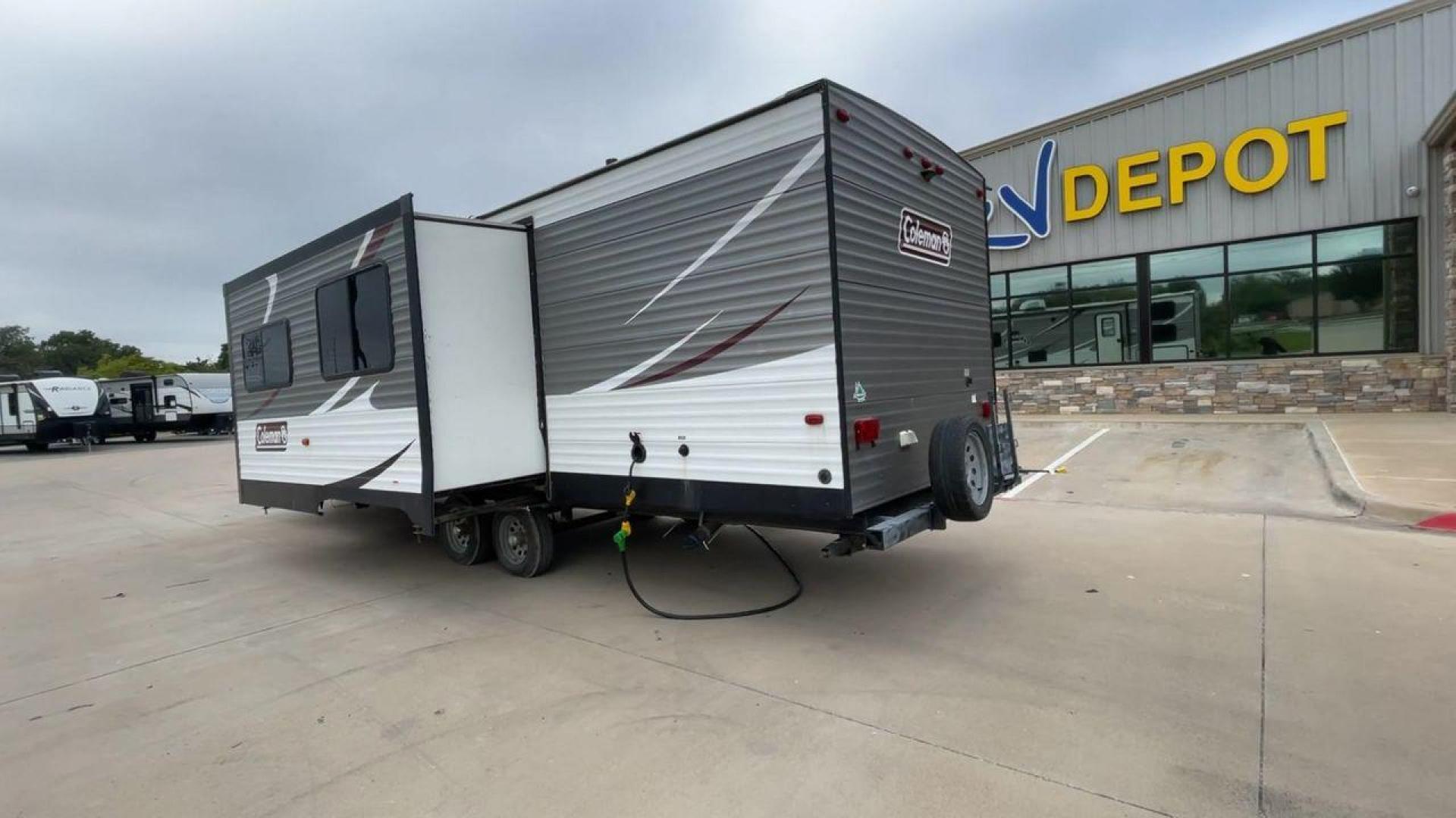 2019 KEYSTONE COLEMAN BH (4YDT28523KY) , Length: 32.75 ft. | Dry Weight: 6,544 lbs | Slides: 1 transmission, located at 4319 N Main Street, Cleburne, TX, 76033, (817) 221-0660, 32.435829, -97.384178 - The 2019 Keystone Coleman 285BH is a flexible travel trailer made for modern adventurers. This RV is perfectly balanced in terms of spaciousness and maneuverability, with a length of 32.75 feet and a dry weight of 6,544 pounds. With a single slide, this travel trailer provides plenty of interior spa - Photo#7