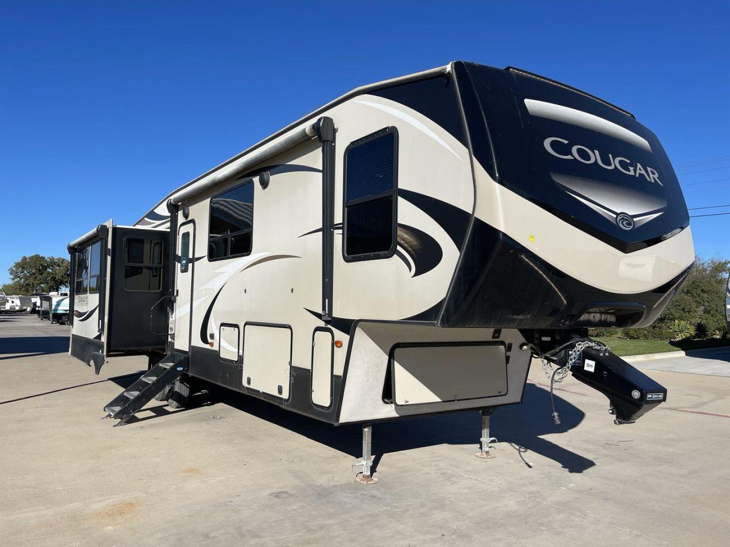 2019 KEYSTONE COUGAR 368MBI (4YDF3682XK2) , Length: 40.08 ft. | Dry Weight: 11,575 lbs. | Gross Weight: 13,980 lbs.| Slides: 4 transmission, located at 4319 N Main Street, Cleburne, TX, 76033, (817) 221-0660, 32.435829, -97.384178 - Photo#22