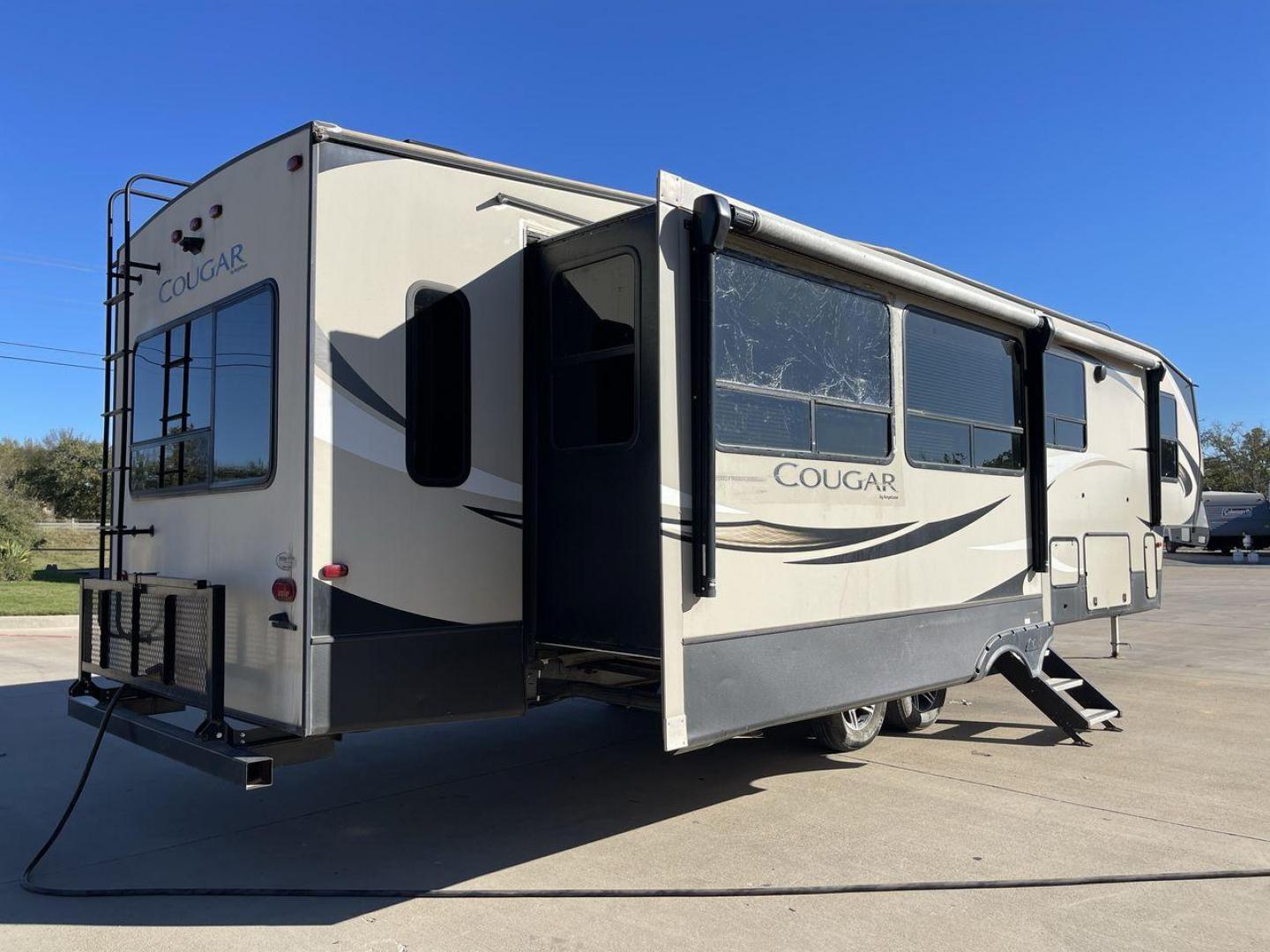 2019 KEYSTONE COUGAR 368MBI (4YDF3682XK2) , Length: 40.08 ft. | Dry Weight: 11,575 lbs. | Gross Weight: 13,980 lbs.| Slides: 4 transmission, located at 4319 N Main Street, Cleburne, TX, 76033, (817) 221-0660, 32.435829, -97.384178 - Photo#24