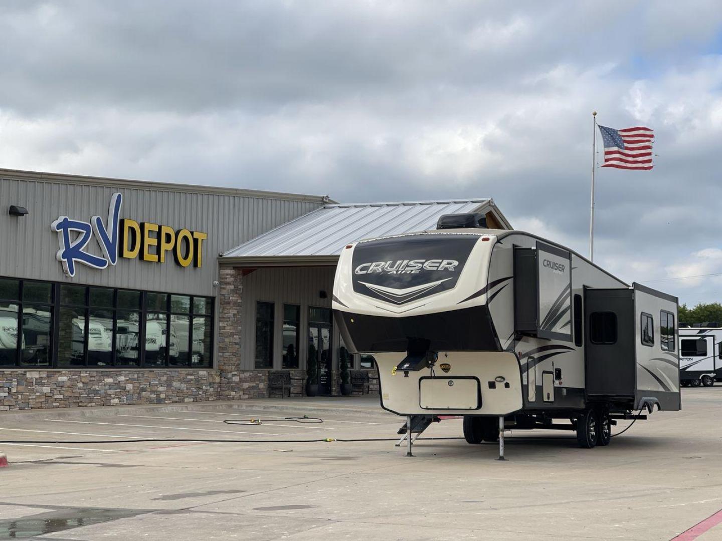 2019 KEYSTONE CRUISER AIRE 28RD (4YDF28R26K6) , Length: 32.58 ft. | Dry Weight: 8,454 lbs. | Slides: 3 transmission, located at 4319 N Main Street, Cleburne, TX, 76033, (817) 221-0660, 32.435829, -97.384178 - If you're in the market for a reliable and spacious fifth wheel, look no further than this 2019 Keystone Cruiser Aire 28RD available at RV Depot in Cleburne, TX. With its affordable price of $34,867, this RV offers a great value for those seeking a comfortable and enjoyable travel experience. Locat - Photo#0