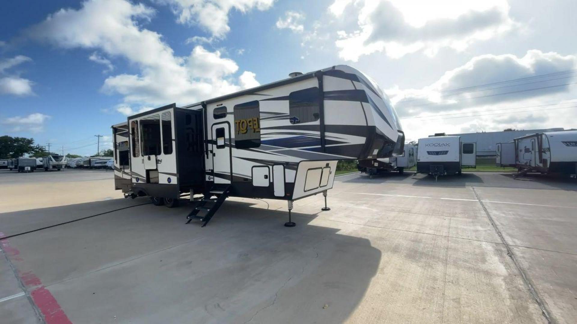 2019 KEYSTONE FUZION 373 (4YDF37322KF) , Length: 39 ft. | Dry Weight: 13,920 lbs. | Gross Weight: 17,000 lbs. | Slides: 3 transmission, located at 4319 N Main Street, Cleburne, TX, 76033, (817) 221-0660, 32.435829, -97.384178 - The 2019 Keystone Fuzion 373 is an impressive 39-foot toy hauler designed for adventurous travelers. With a dry weight of 13,920 lbs and a gross weight of 17,000 lbs, this RV combines rugged capabilities with luxurious living spaces. Featuring three slides, the Fuzion 373 offers a spacious interior - Photo#3