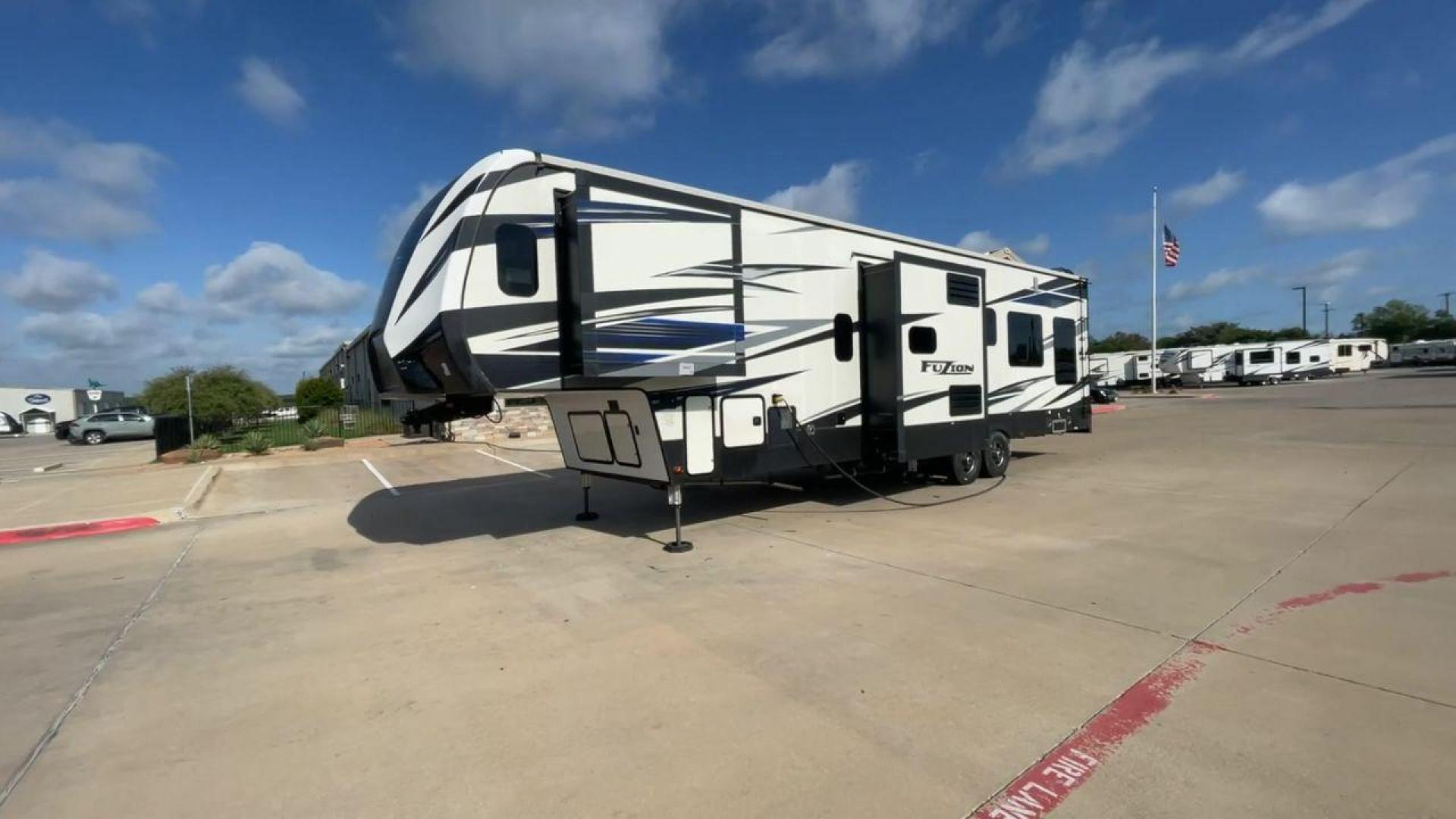 2019 KEYSTONE FUZION 373 (4YDF37322KF) , Length: 39 ft. | Dry Weight: 13,920 lbs. | Gross Weight: 17,000 lbs. | Slides: 3 transmission, located at 4319 N Main Street, Cleburne, TX, 76033, (817) 221-0660, 32.435829, -97.384178 - Photo#5