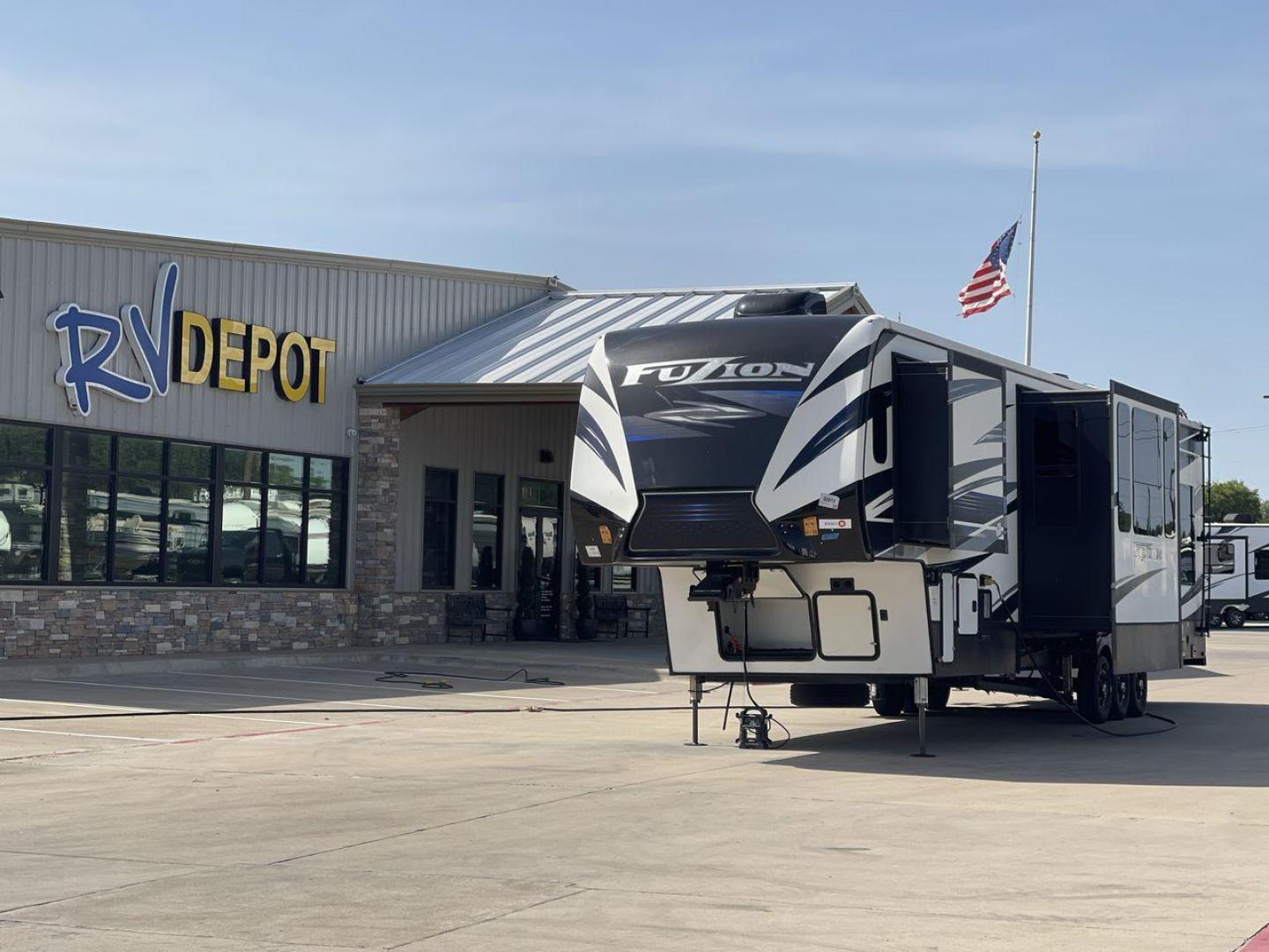 2019 KEYSTONE FUZION 424 (4YDF4243XKF) , located at 4319 N Main Street, Cleburne, TX, 76033, (817) 221-0660, 32.435829, -97.384178 - Photo#0