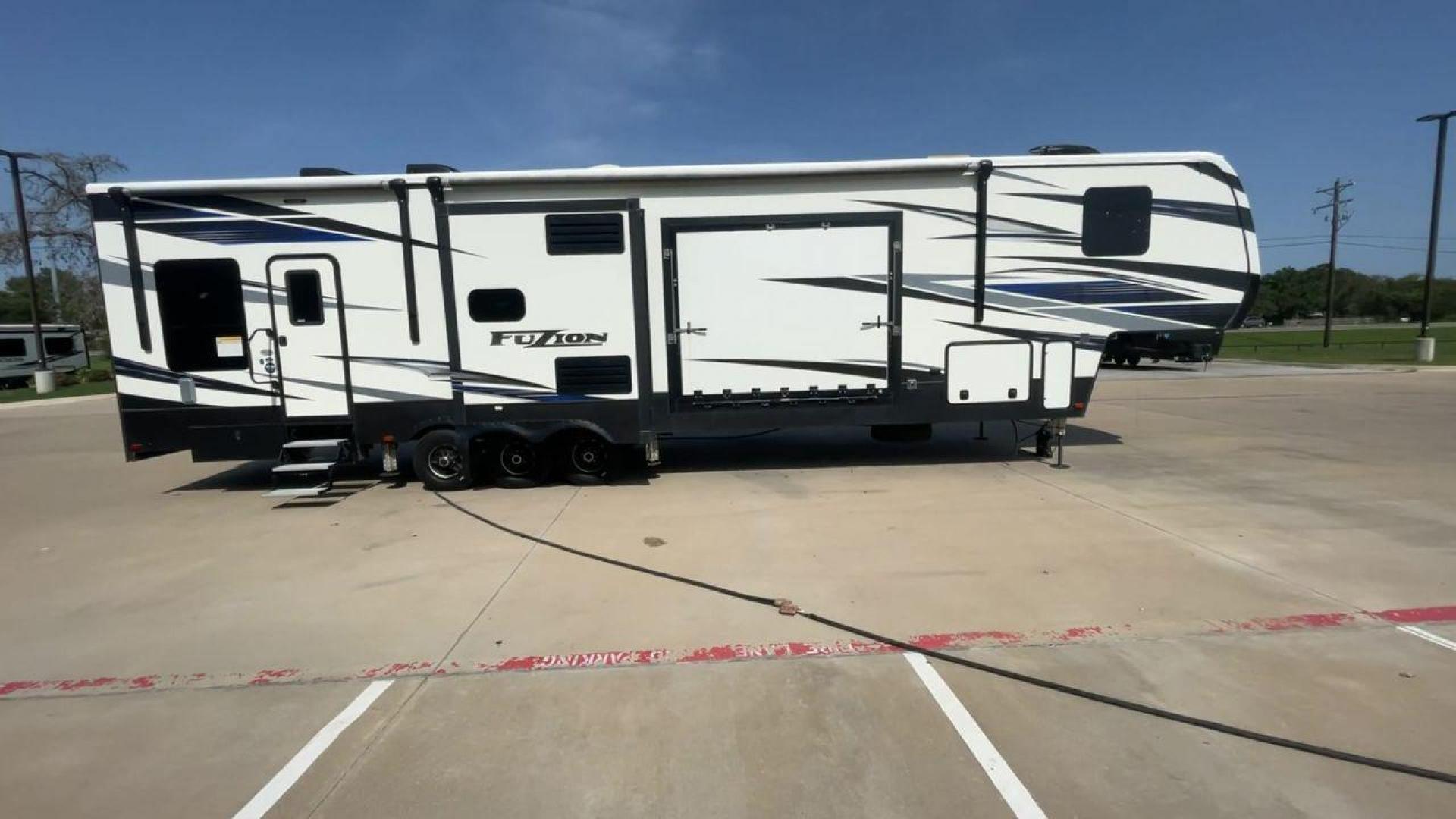 2019 KEYSTONE FUZION 424 (4YDF4243XKF) , located at 4319 N Main Street, Cleburne, TX, 76033, (817) 221-0660, 32.435829, -97.384178 - Photo#2