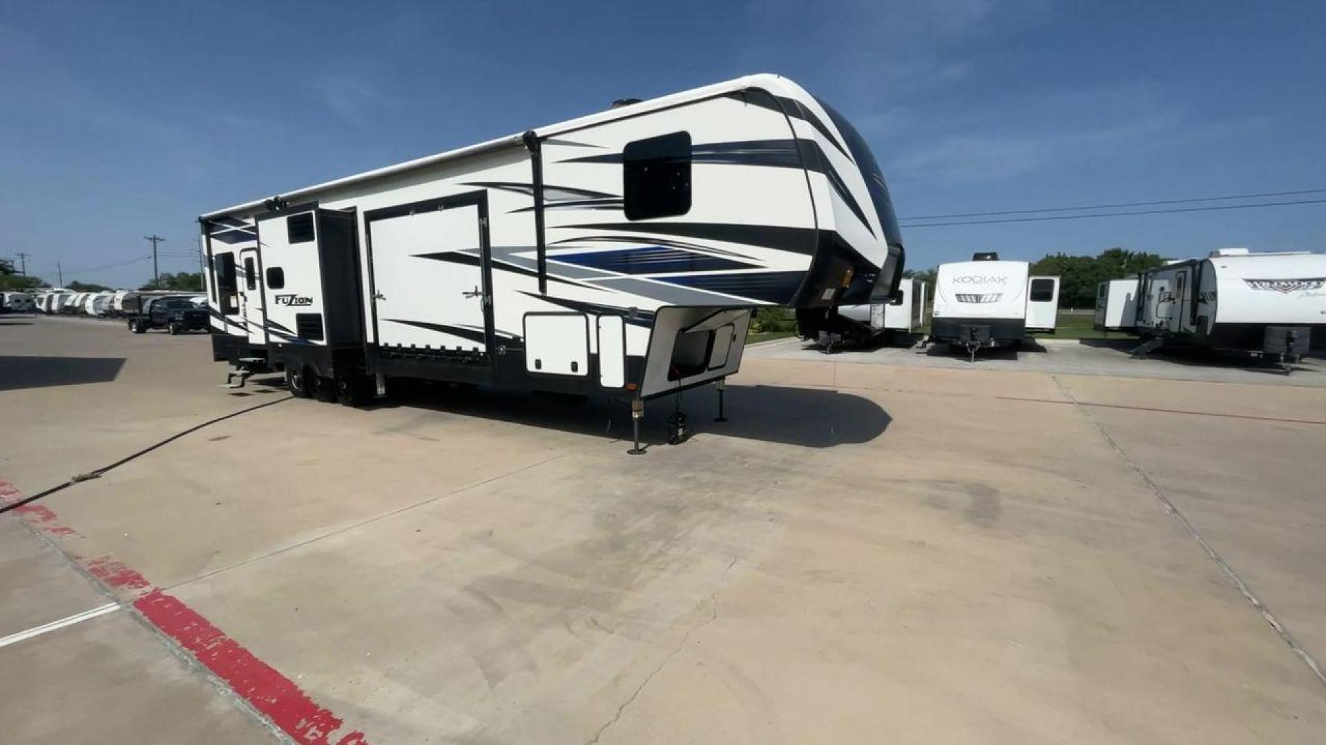 2019 KEYSTONE FUZION 424 (4YDF4243XKF) , located at 4319 N Main Street, Cleburne, TX, 76033, (817) 221-0660, 32.435829, -97.384178 - Photo#3