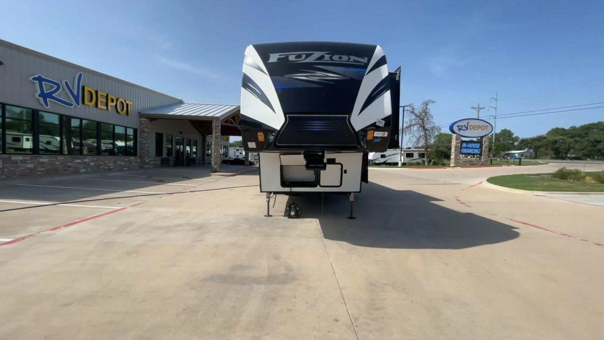 2019 KEYSTONE FUZION 424 (4YDF4243XKF) , located at 4319 N Main Street, Cleburne, TX, 76033, (817) 221-0660, 32.435829, -97.384178 - Photo#4