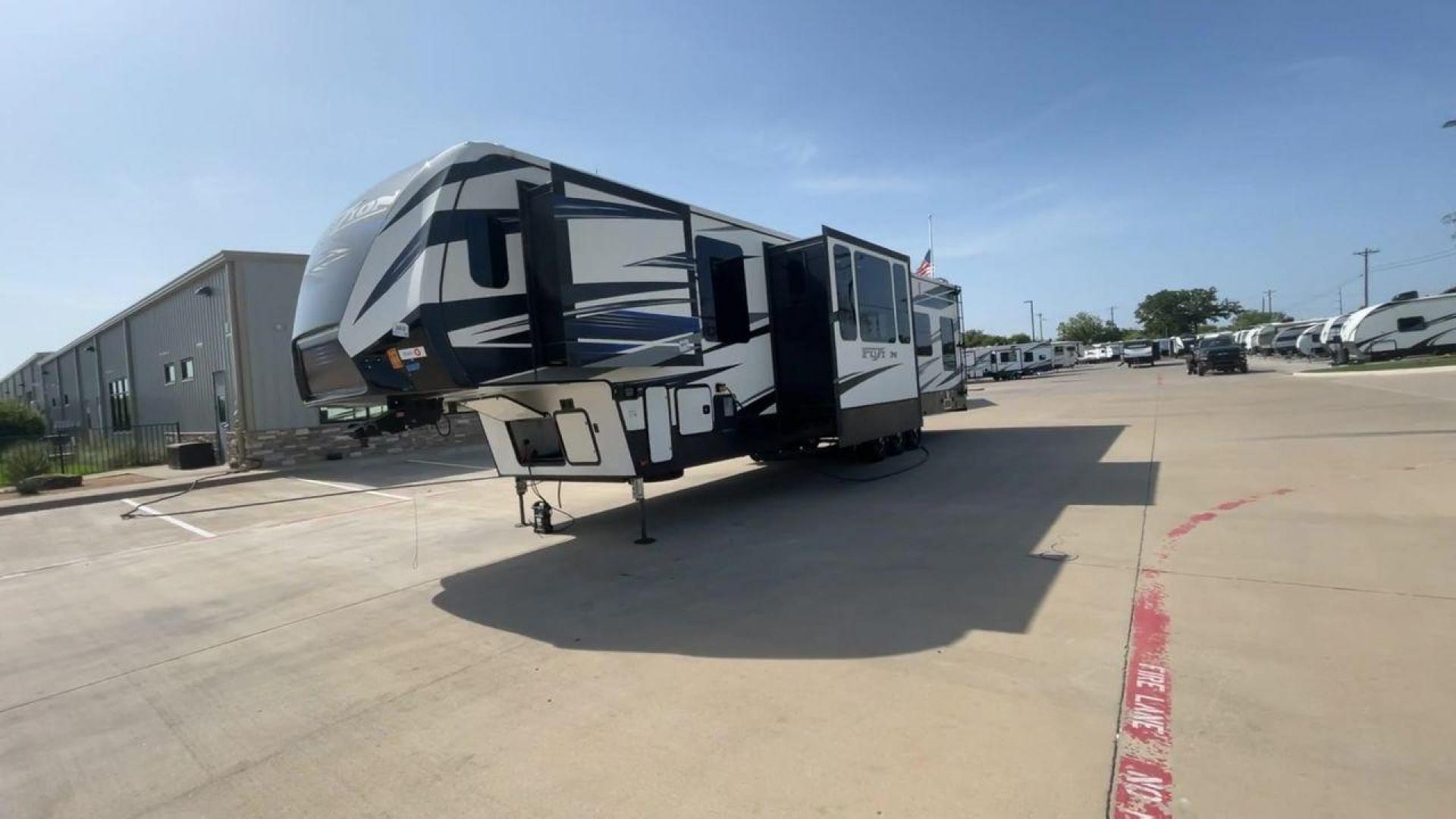 2019 KEYSTONE FUZION 424 (4YDF4243XKF) , located at 4319 N Main Street, Cleburne, TX, 76033, (817) 221-0660, 32.435829, -97.384178 - Photo#5