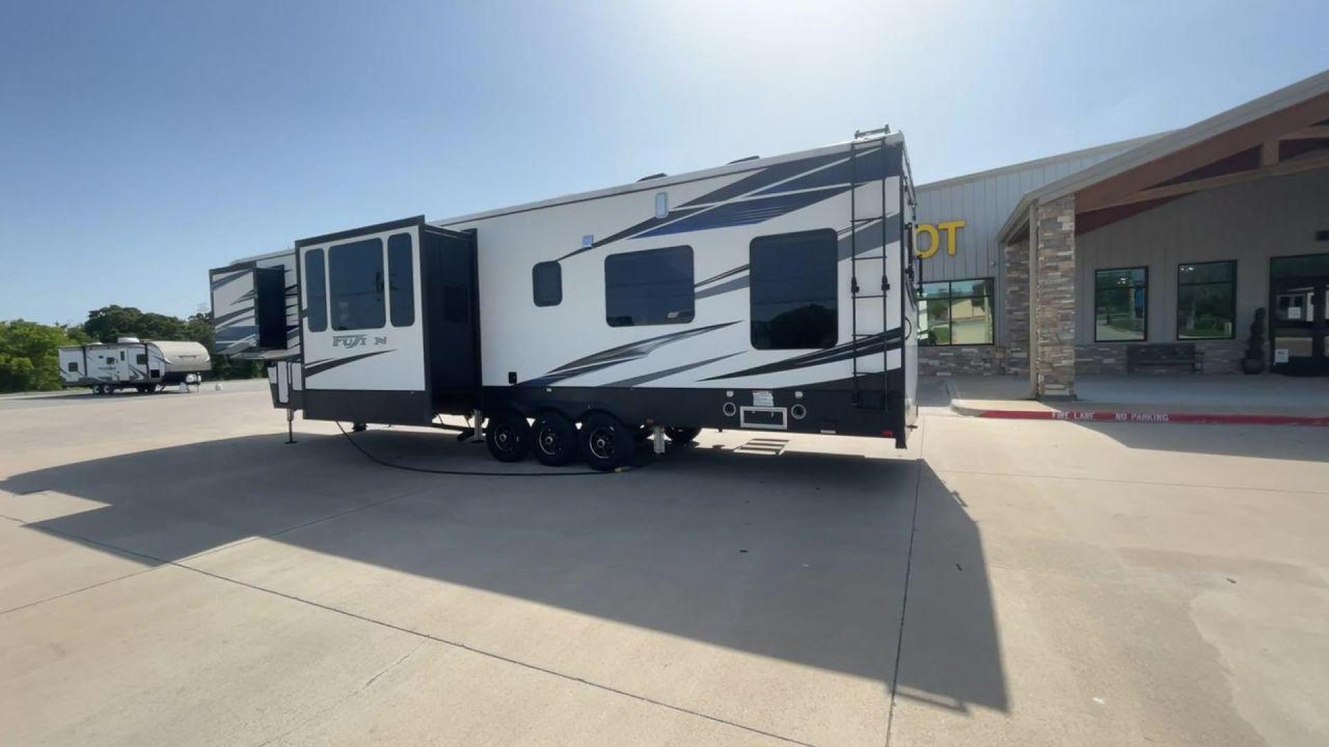 2019 KEYSTONE FUZION 424 (4YDF4243XKF) , located at 4319 N Main Street, Cleburne, TX, 76033, (817) 221-0660, 32.435829, -97.384178 - Photo#7