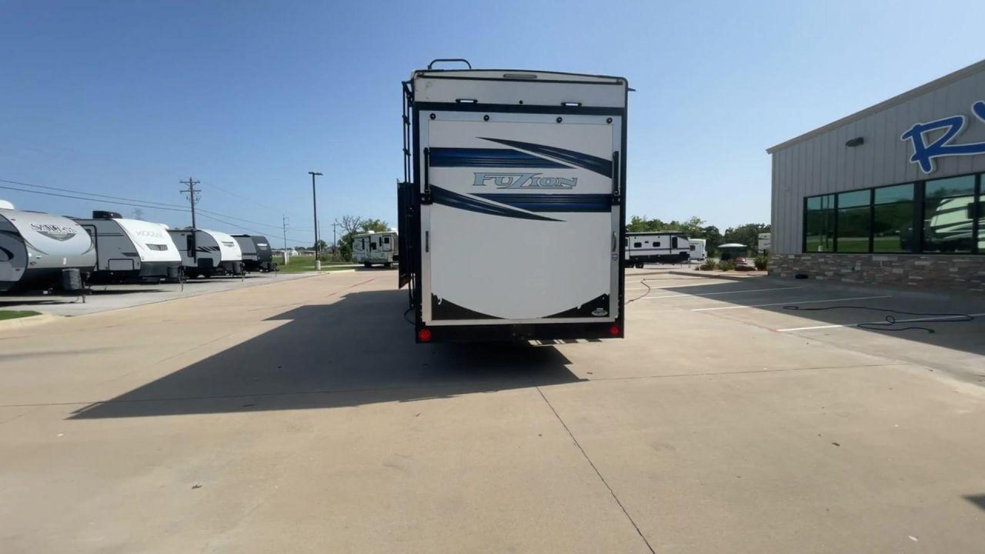 2019 KEYSTONE FUZION 424 (4YDF4243XKF) , located at 4319 N Main Street, Cleburne, TX, 76033, (817) 221-0660, 32.435829, -97.384178 - Photo#8