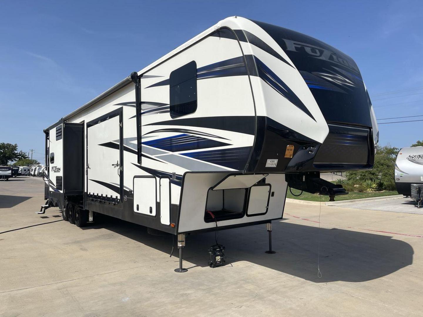 2019 KEYSTONE FUZION 424 (4YDF4243XKF) , located at 4319 N Main Street, Cleburne, TX, 76033, (817) 221-0660, 32.435829, -97.384178 - Photo#22