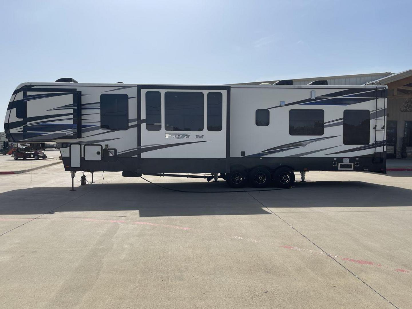 2019 KEYSTONE FUZION 424 (4YDF4243XKF) , located at 4319 N Main Street, Cleburne, TX, 76033, (817) 221-0660, 32.435829, -97.384178 - Photo#23