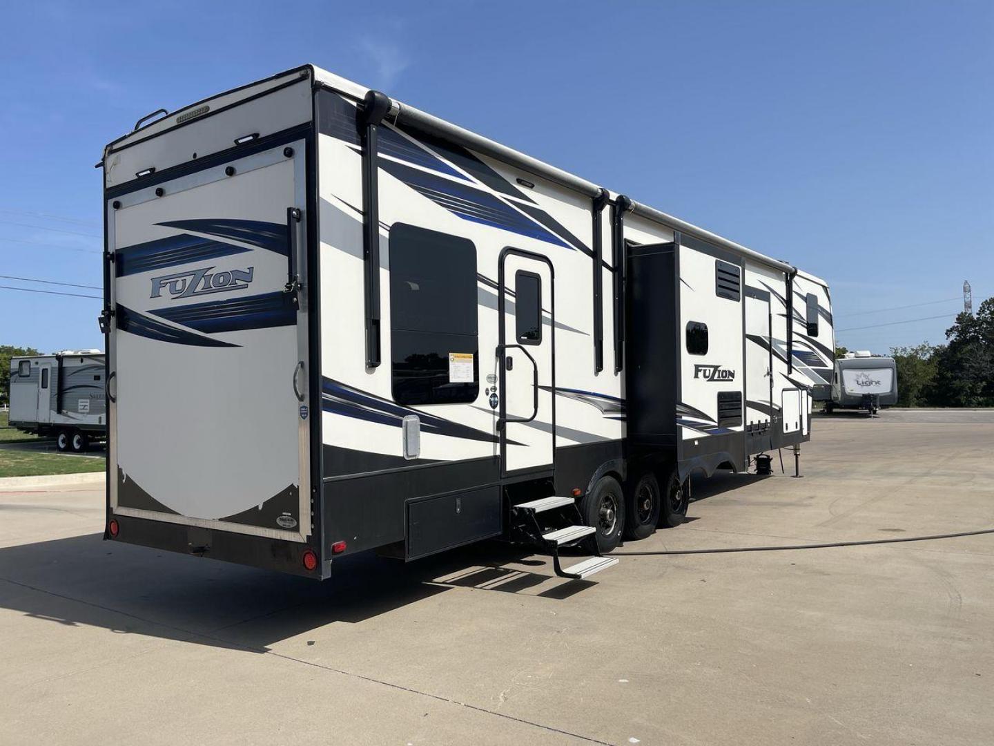 2019 KEYSTONE FUZION 424 (4YDF4243XKF) , located at 4319 N Main Street, Cleburne, TX, 76033, (817) 221-0660, 32.435829, -97.384178 - Photo#24