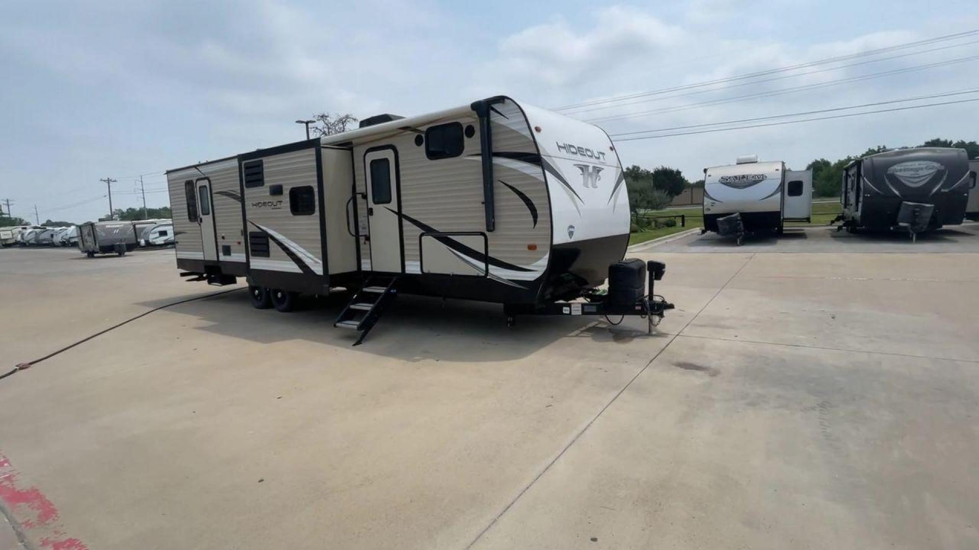 2019 KEYSTONE HIDEOUT 32BHTS (4YDT32F20K3) , Length: 37.67 ft. | Dry Weight: 8,634 lbs. | Gross Weight: 11,200 lbs. | Slides: 3 transmission, located at 4319 N Main Street, Cleburne, TX, 76033, (817) 221-0660, 32.435829, -97.384178 - The 2019 Keystone Hideout 32BHTS is a spacious and family-friendly travel trailer, measuring 37 feet 7 inches in length, 8 feet in width, and 11 feet 4 inches in height, with a dry weight of 8,600 lbs and a GVWR of 11,200 lbs. Constructed with a cambered chassis and a full walk-on roof on a powder-c - Photo#3