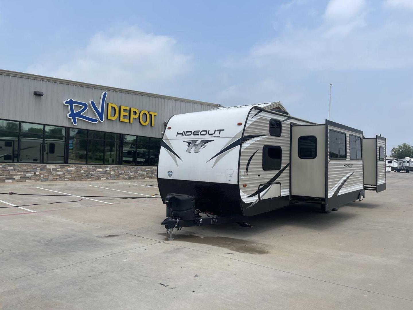 2019 KEYSTONE HIDEOUT 32BHTS (4YDT32F20K3) , Length: 37.67 ft. | Dry Weight: 8,634 lbs. | Gross Weight: 11,200 lbs. | Slides: 3 transmission, located at 4319 N Main Street, Cleburne, TX, 76033, (817) 221-0660, 32.435829, -97.384178 - The 2019 Keystone Hideout 32BHTS is a spacious and family-friendly travel trailer, measuring 37 feet 7 inches in length, 8 feet in width, and 11 feet 4 inches in height, with a dry weight of 8,600 lbs and a GVWR of 11,200 lbs. Constructed with a cambered chassis and a full walk-on roof on a powder-c - Photo#0