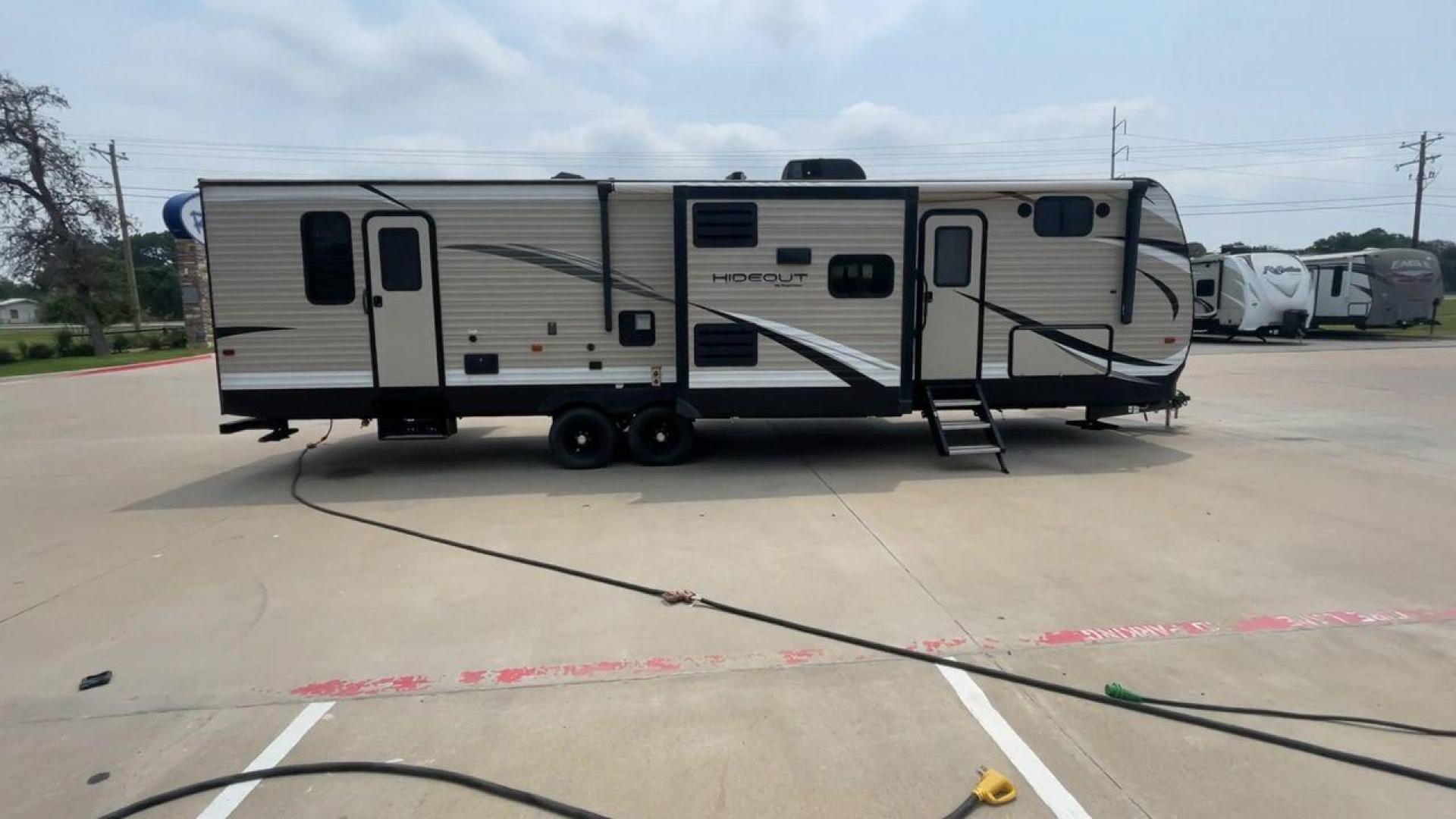 2019 KEYSTONE HIDEOUT 32BHTS (4YDT32F20K3) , Length: 37.67 ft. | Dry Weight: 8,634 lbs. | Gross Weight: 11,200 lbs. | Slides: 3 transmission, located at 4319 N Main Street, Cleburne, TX, 76033, (817) 221-0660, 32.435829, -97.384178 - The 2019 Keystone Hideout 32BHTS is a spacious and family-friendly travel trailer, measuring 37 feet 7 inches in length, 8 feet in width, and 11 feet 4 inches in height, with a dry weight of 8,600 lbs and a GVWR of 11,200 lbs. Constructed with a cambered chassis and a full walk-on roof on a powder-c - Photo#2