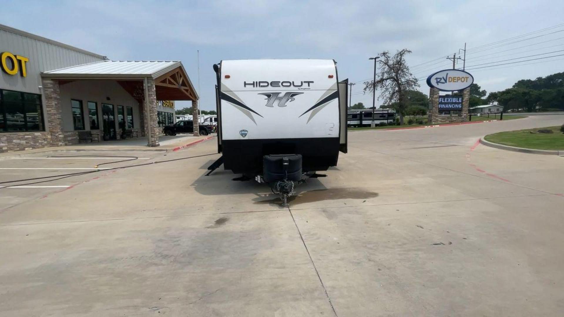 2019 KEYSTONE HIDEOUT 32BHTS (4YDT32F20K3) , Length: 37.67 ft. | Dry Weight: 8,634 lbs. | Gross Weight: 11,200 lbs. | Slides: 3 transmission, located at 4319 N Main Street, Cleburne, TX, 76033, (817) 221-0660, 32.435829, -97.384178 - The 2019 Keystone Hideout 32BHTS is a spacious and family-friendly travel trailer, measuring 37 feet 7 inches in length, 8 feet in width, and 11 feet 4 inches in height, with a dry weight of 8,600 lbs and a GVWR of 11,200 lbs. Constructed with a cambered chassis and a full walk-on roof on a powder-c - Photo#4