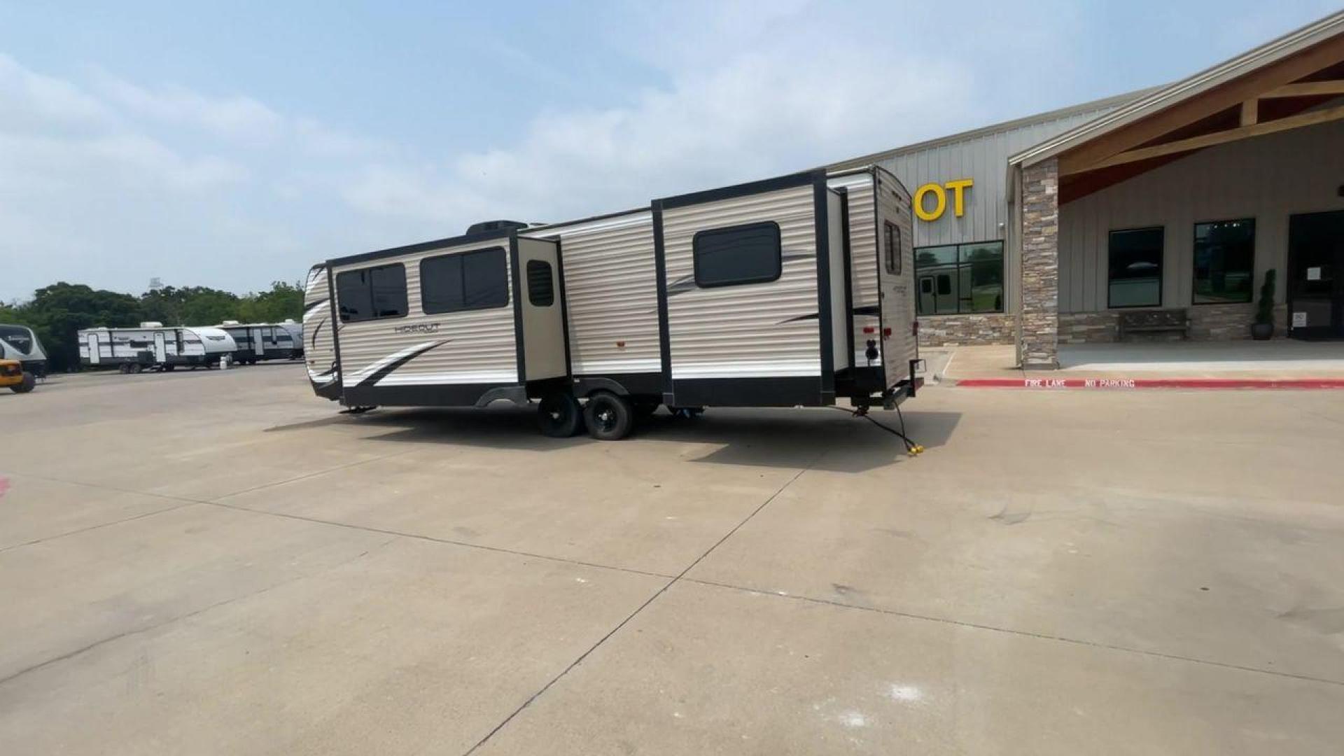 2019 KEYSTONE HIDEOUT 32BHTS (4YDT32F20K3) , Length: 37.67 ft. | Dry Weight: 8,634 lbs. | Gross Weight: 11,200 lbs. | Slides: 3 transmission, located at 4319 N Main Street, Cleburne, TX, 76033, (817) 221-0660, 32.435829, -97.384178 - The 2019 Keystone Hideout 32BHTS is a spacious and family-friendly travel trailer, measuring 37 feet 7 inches in length, 8 feet in width, and 11 feet 4 inches in height, with a dry weight of 8,600 lbs and a GVWR of 11,200 lbs. Constructed with a cambered chassis and a full walk-on roof on a powder-c - Photo#7