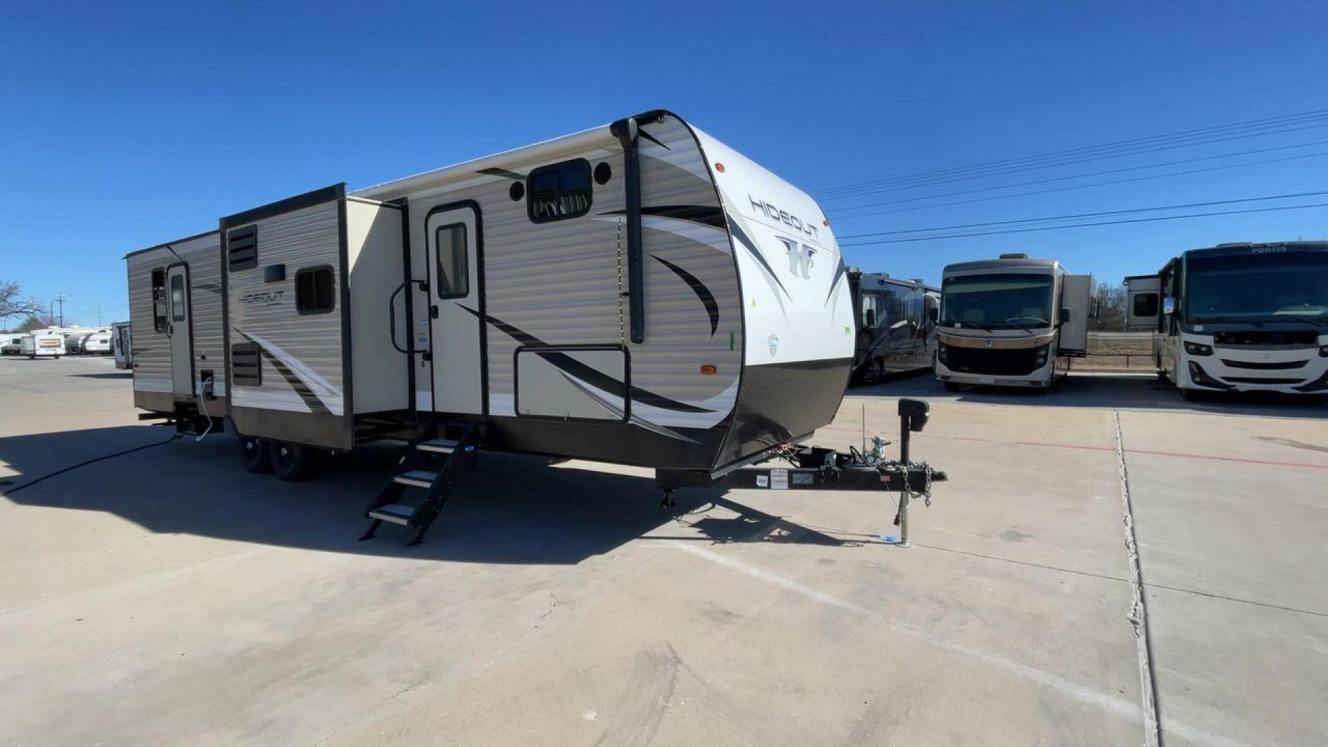 2019 KEYSTONE HIDEOUT 32BHTS (4YDT32F20K3) , Length: 37.67 ft. | Dry Weight: 8,634 lbs. | Gross Weight: 11,200 lbs. | Slides: 3 transmission, located at 4319 N Main Street, Cleburne, TX, 76033, (817) 221-0660, 32.435829, -97.384178 - The 2019 Keystone Hideout 32BHTS is a spacious and family-friendly travel trailer, measuring 37 feet 7 inches in length, 8 feet in width, and 11 feet 4 inches in height, with a dry weight of 8,600 lbs and a GVWR of 11,200 lbs. Constructed with a cambered chassis and a full walk-on roof on a powder-c - Photo#3