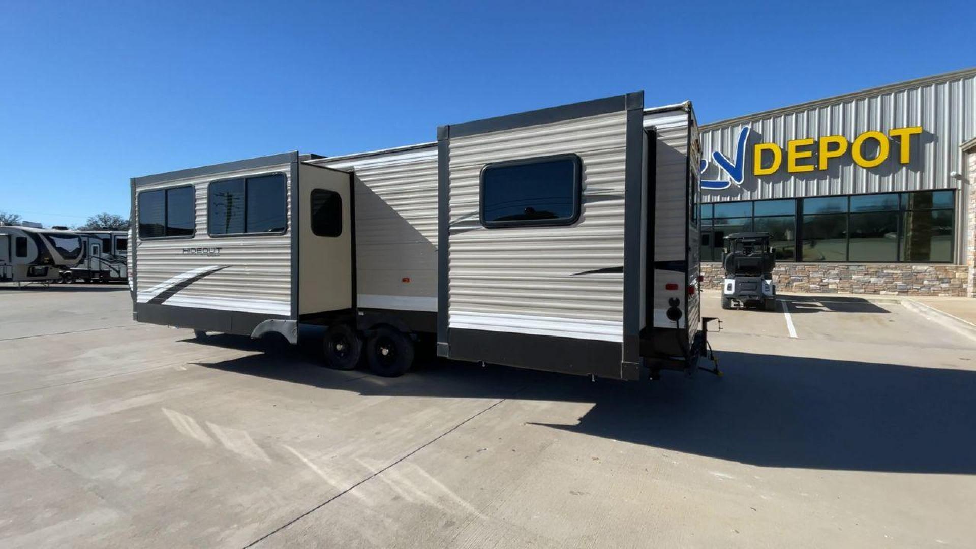 2019 KEYSTONE HIDEOUT 32BHTS (4YDT32F20K3) , Length: 37.67 ft. | Dry Weight: 8,634 lbs. | Gross Weight: 11,200 lbs. | Slides: 3 transmission, located at 4319 N Main Street, Cleburne, TX, 76033, (817) 221-0660, 32.435829, -97.384178 - The 2019 Keystone Hideout 32BHTS is a spacious and family-friendly travel trailer, measuring 37 feet 7 inches in length, 8 feet in width, and 11 feet 4 inches in height, with a dry weight of 8,600 lbs and a GVWR of 11,200 lbs. Constructed with a cambered chassis and a full walk-on roof on a powder-c - Photo#7