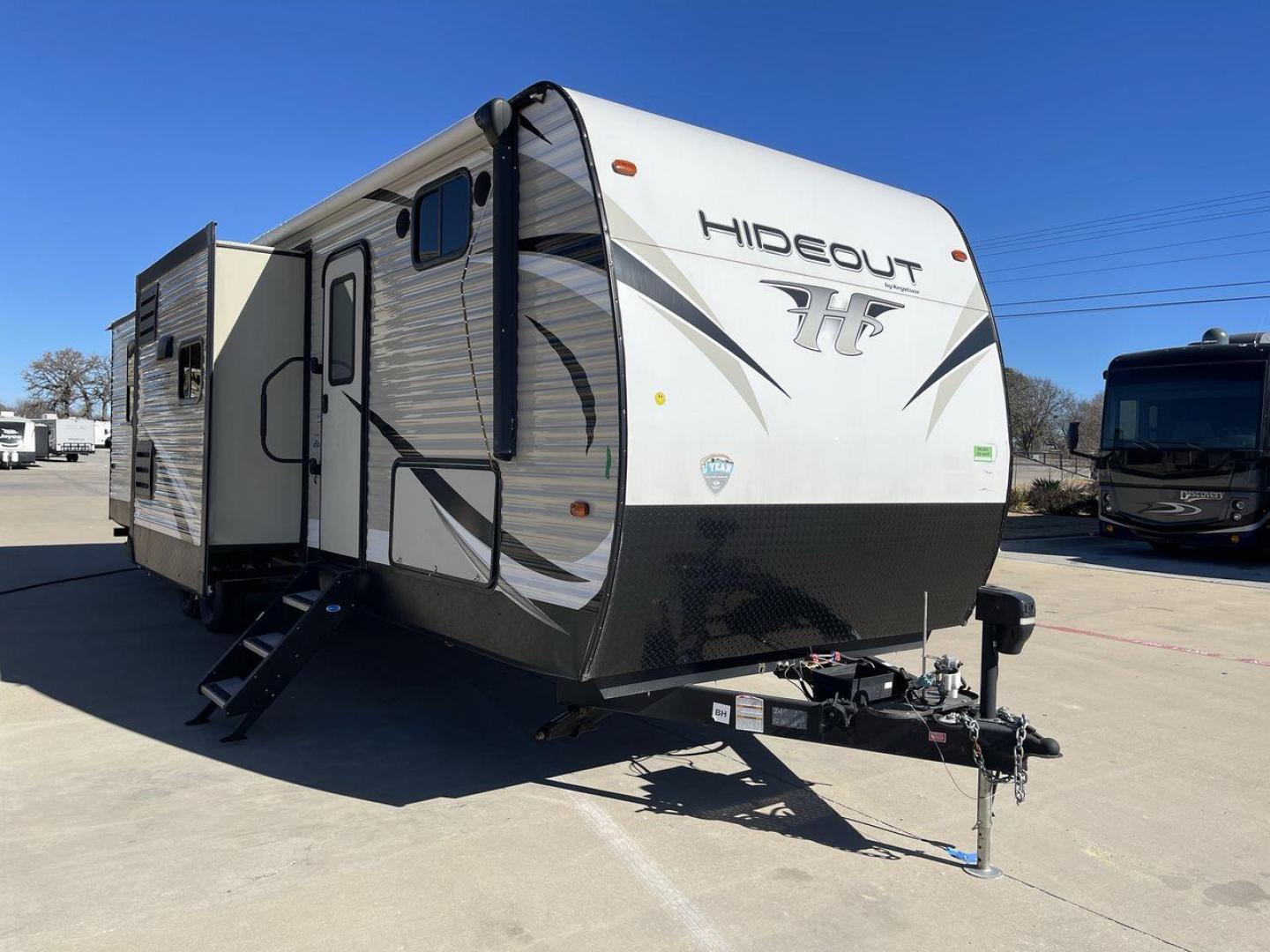 2019 KEYSTONE HIDEOUT 32BHTS (4YDT32F20K3) , Length: 37.67 ft. | Dry Weight: 8,634 lbs. | Gross Weight: 11,200 lbs. | Slides: 3 transmission, located at 4319 N Main Street, Cleburne, TX, 76033, (817) 221-0660, 32.435829, -97.384178 - The 2019 Keystone Hideout 32BHTS is a spacious and family-friendly travel trailer, measuring 37 feet 7 inches in length, 8 feet in width, and 11 feet 4 inches in height, with a dry weight of 8,600 lbs and a GVWR of 11,200 lbs. Constructed with a cambered chassis and a full walk-on roof on a powder-c - Photo#22