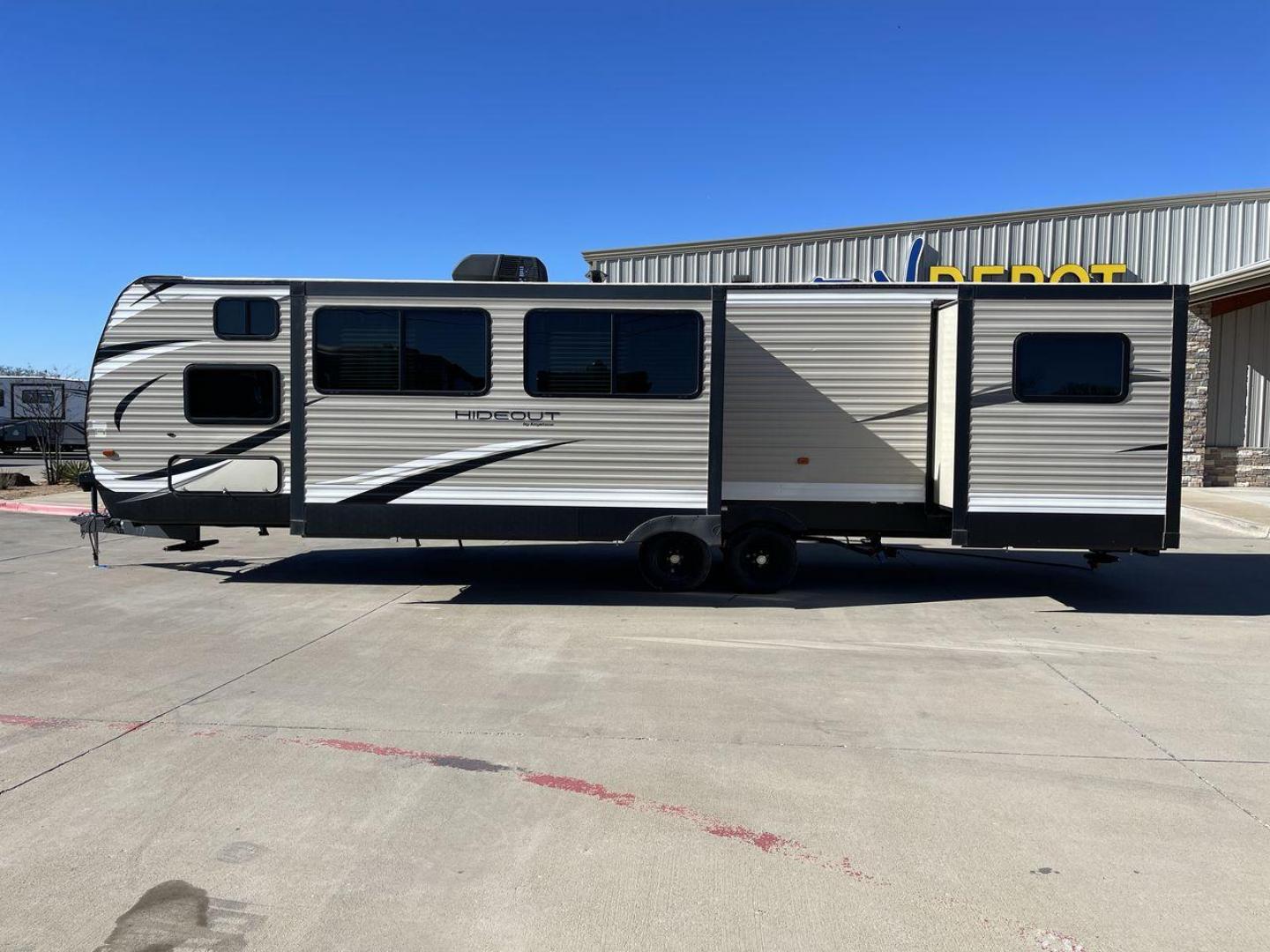 2019 KEYSTONE HIDEOUT 32BHTS (4YDT32F20K3) , Length: 37.67 ft. | Dry Weight: 8,634 lbs. | Gross Weight: 11,200 lbs. | Slides: 3 transmission, located at 4319 N Main Street, Cleburne, TX, 76033, (817) 221-0660, 32.435829, -97.384178 - The 2019 Keystone Hideout 32BHTS is a spacious and family-friendly travel trailer, measuring 37 feet 7 inches in length, 8 feet in width, and 11 feet 4 inches in height, with a dry weight of 8,600 lbs and a GVWR of 11,200 lbs. Constructed with a cambered chassis and a full walk-on roof on a powder-c - Photo#23