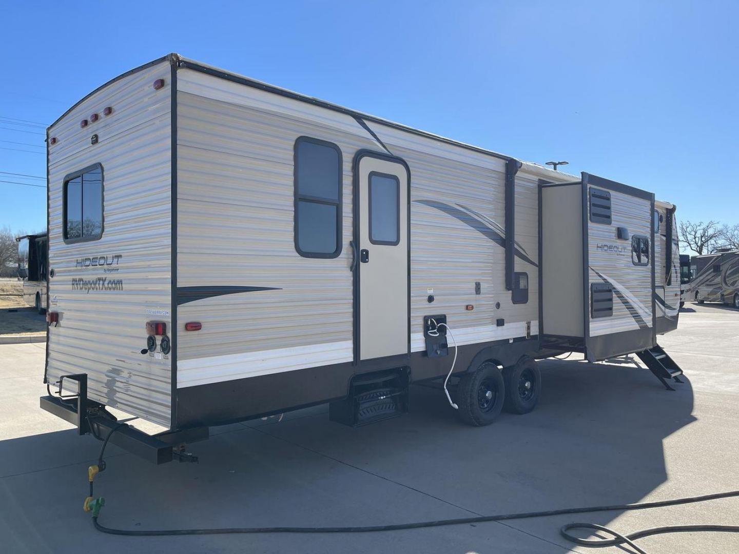 2019 KEYSTONE HIDEOUT 32BHTS (4YDT32F20K3) , Length: 37.67 ft. | Dry Weight: 8,634 lbs. | Gross Weight: 11,200 lbs. | Slides: 3 transmission, located at 4319 N Main Street, Cleburne, TX, 76033, (817) 221-0660, 32.435829, -97.384178 - The 2019 Keystone Hideout 32BHTS is a spacious and family-friendly travel trailer, measuring 37 feet 7 inches in length, 8 feet in width, and 11 feet 4 inches in height, with a dry weight of 8,600 lbs and a GVWR of 11,200 lbs. Constructed with a cambered chassis and a full walk-on roof on a powder-c - Photo#24