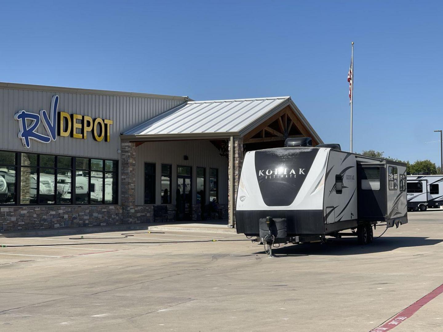 2019 KEYSTONE KODIAK 290RLSL (4YDT29021KJ) , Length: 33.58 ft. | Dry Weight: 6,315 lbs. | Slides: 1 transmission, located at 4319 N Main Street, Cleburne, TX, 76033, (817) 221-0660, 32.435829, -97.384178 - This 2019 Keystone Kodiak 290RLSL is a dual-axle aluminum wheel setup measuring 33.58 ft. in length and 11.17 ft. in height. It has a dry weight of 6,315 lbs. and a payload capacity of 1,285 lbs. It also has a manageable hitch weight of 908 lbs. This travel trailer comes with two doors, one slide, a - Photo#0