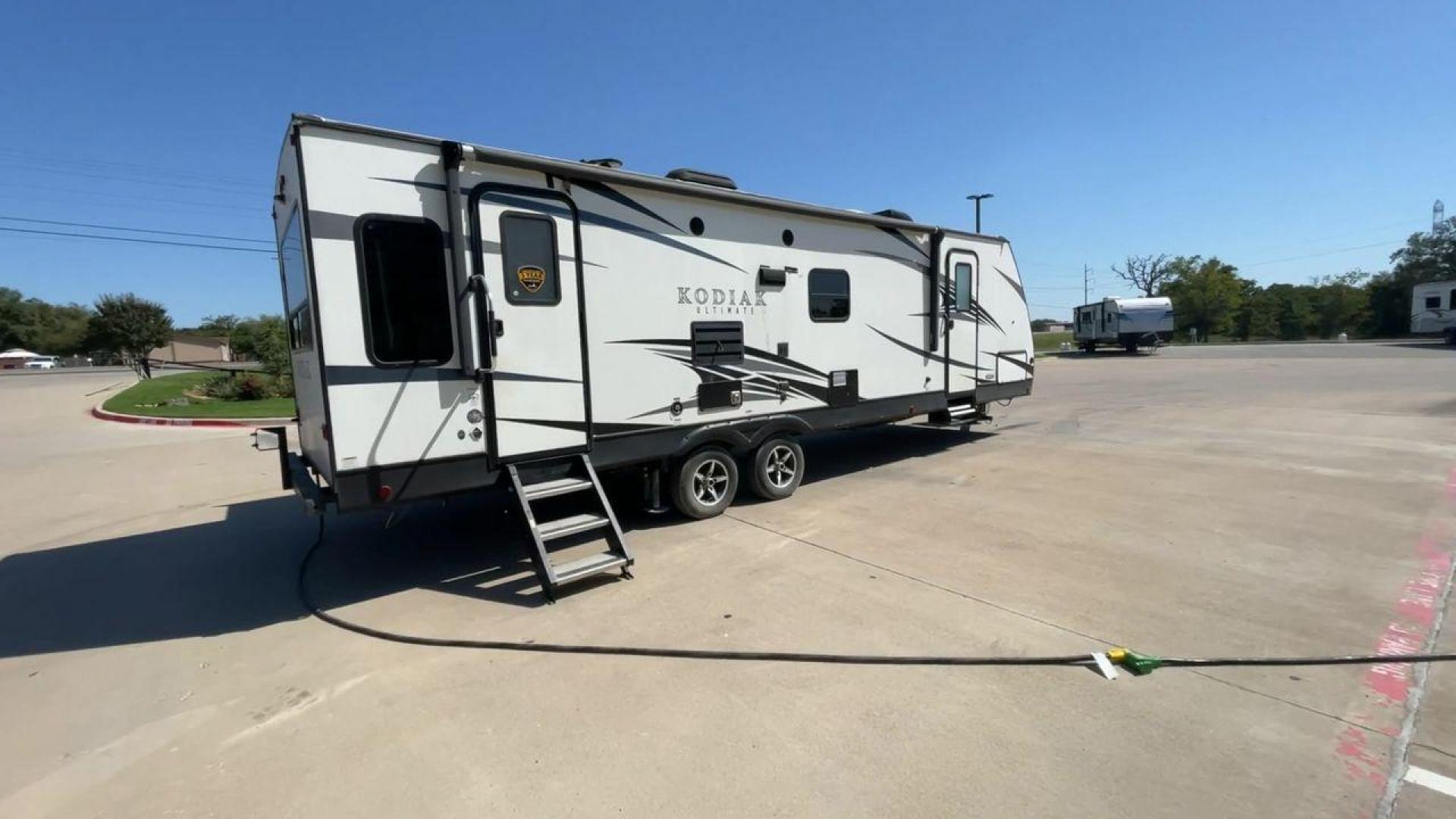 2019 KEYSTONE KODIAK 290RLSL (4YDT29021KJ) , Length: 33.58 ft. | Dry Weight: 6,315 lbs. | Slides: 1 transmission, located at 4319 N Main Street, Cleburne, TX, 76033, (817) 221-0660, 32.435829, -97.384178 - This 2019 Keystone Kodiak 290RLSL is a dual-axle aluminum wheel setup measuring 33.58 ft. in length and 11.17 ft. in height. It has a dry weight of 6,315 lbs. and a payload capacity of 1,285 lbs. It also has a manageable hitch weight of 908 lbs. This travel trailer comes with two doors, one slide, a - Photo#1