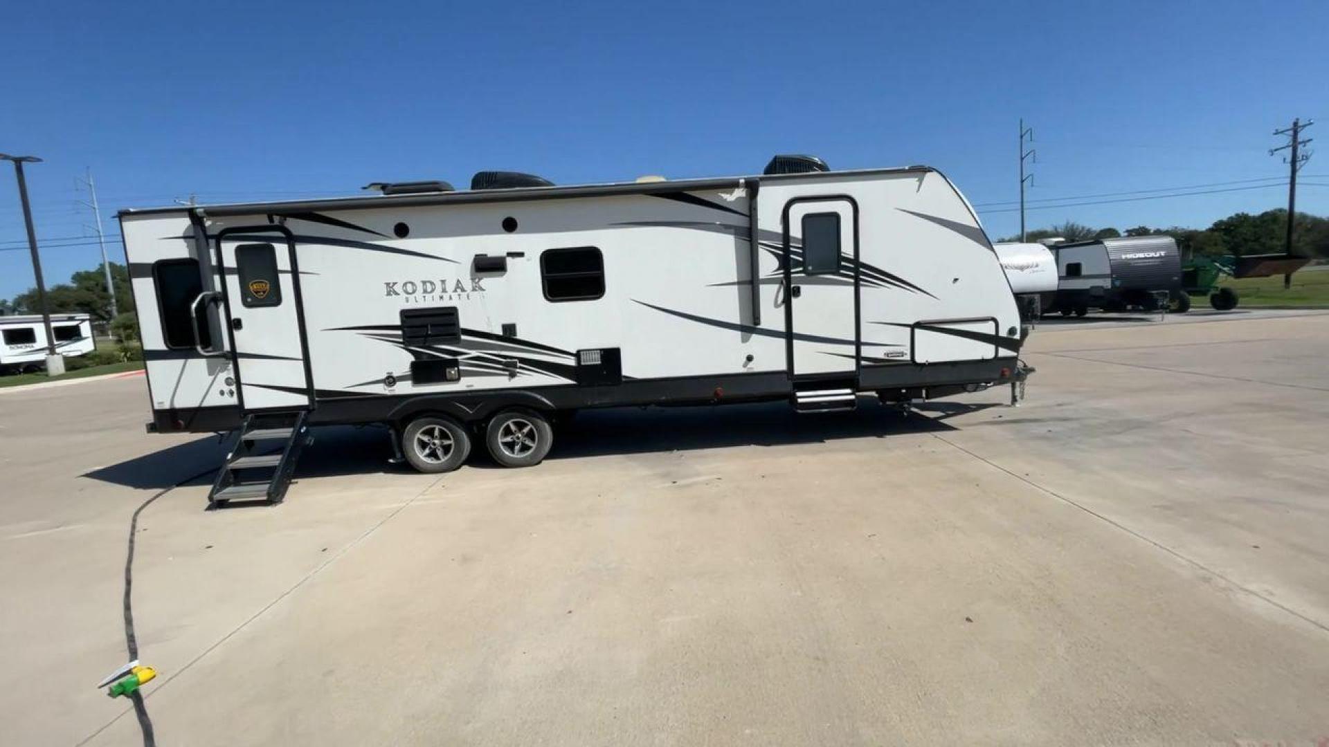 2019 KEYSTONE KODIAK 290RLSL (4YDT29021KJ) , Length: 33.58 ft. | Dry Weight: 6,315 lbs. | Slides: 1 transmission, located at 4319 N Main Street, Cleburne, TX, 76033, (817) 221-0660, 32.435829, -97.384178 - This 2019 Keystone Kodiak 290RLSL is a dual-axle aluminum wheel setup measuring 33.58 ft. in length and 11.17 ft. in height. It has a dry weight of 6,315 lbs. and a payload capacity of 1,285 lbs. It also has a manageable hitch weight of 908 lbs. This travel trailer comes with two doors, one slide, a - Photo#2