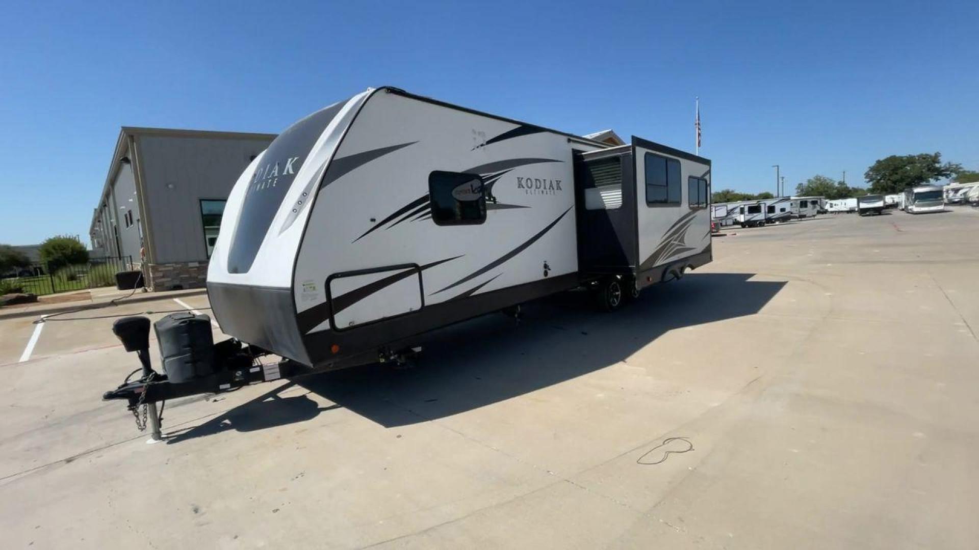 2019 KEYSTONE KODIAK 290RLSL (4YDT29021KJ) , Length: 33.58 ft. | Dry Weight: 6,315 lbs. | Slides: 1 transmission, located at 4319 N Main Street, Cleburne, TX, 76033, (817) 221-0660, 32.435829, -97.384178 - This 2019 Keystone Kodiak 290RLSL is a dual-axle aluminum wheel setup measuring 33.58 ft. in length and 11.17 ft. in height. It has a dry weight of 6,315 lbs. and a payload capacity of 1,285 lbs. It also has a manageable hitch weight of 908 lbs. This travel trailer comes with two doors, one slide, a - Photo#5